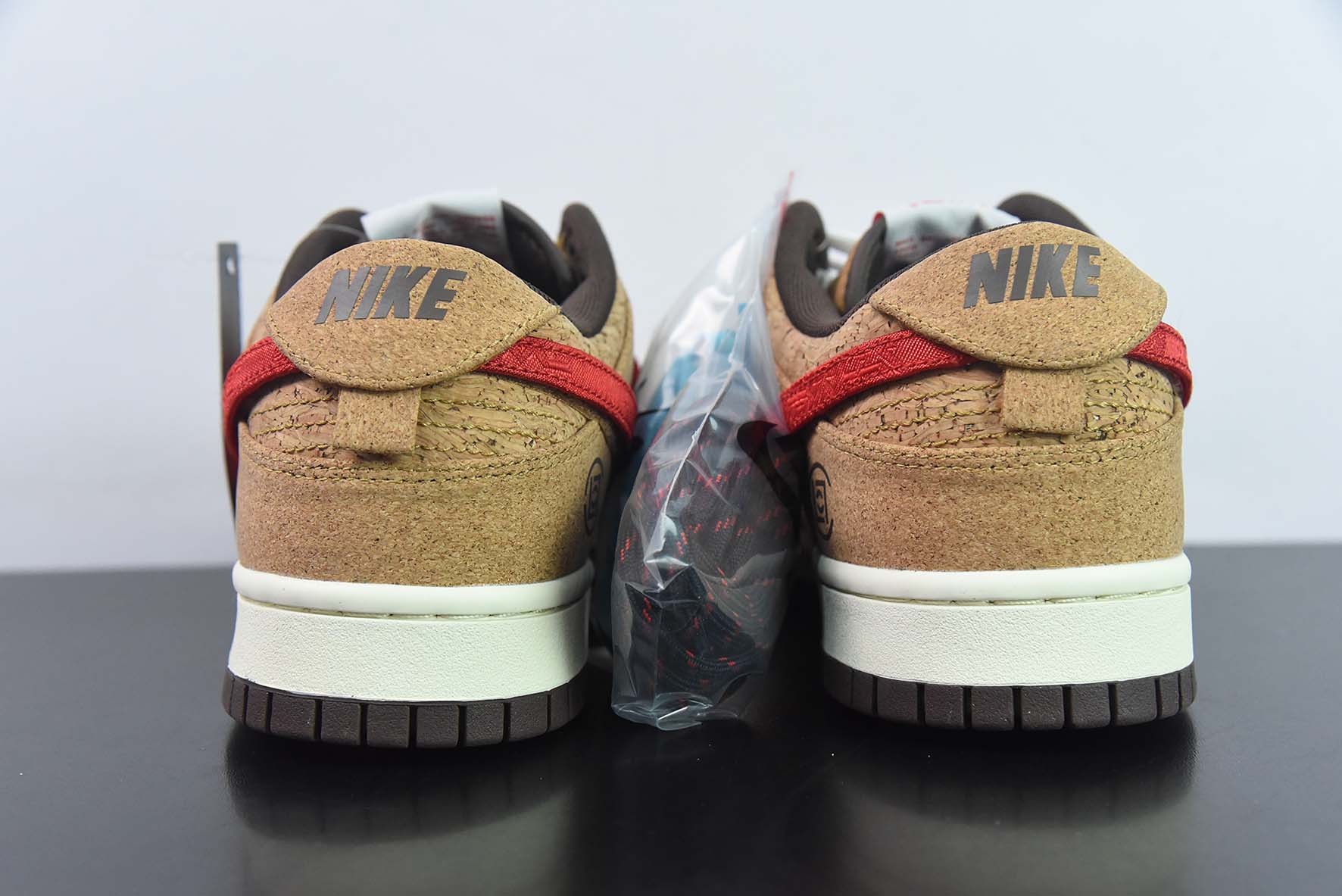 NK SB Dunk Low 20周年 联名软木塞换钩低帮运动鞋 货号:FN0317-121