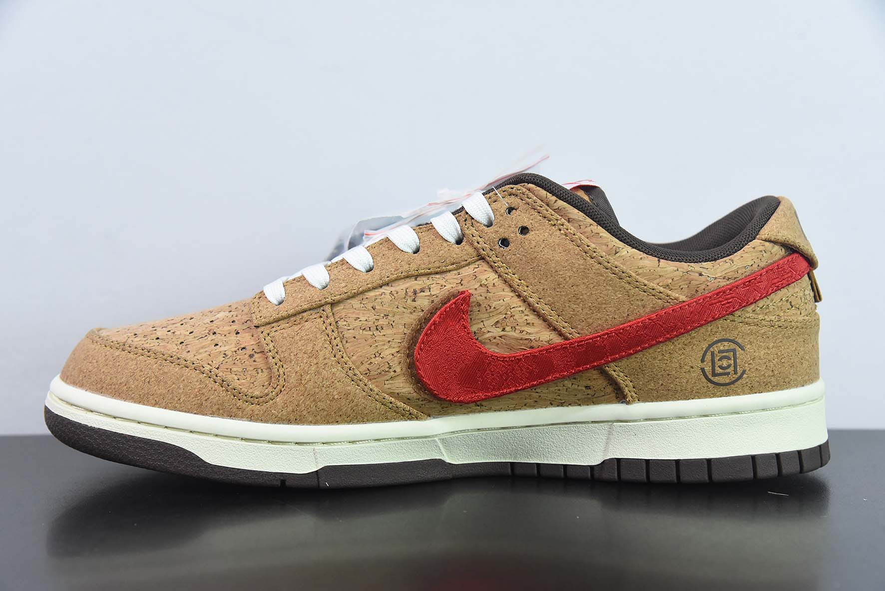 NK SB Dunk Low 20周年 联名软木塞换钩低帮运动鞋 货号:FN0317-121
