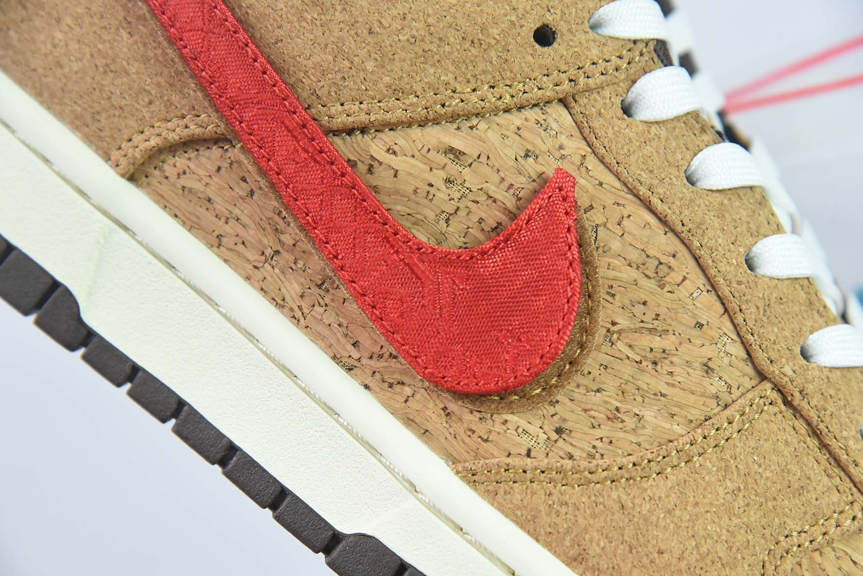 NK SB Dunk Low 20周年 联名软木塞换钩低帮运动鞋 货号:FN0317-121