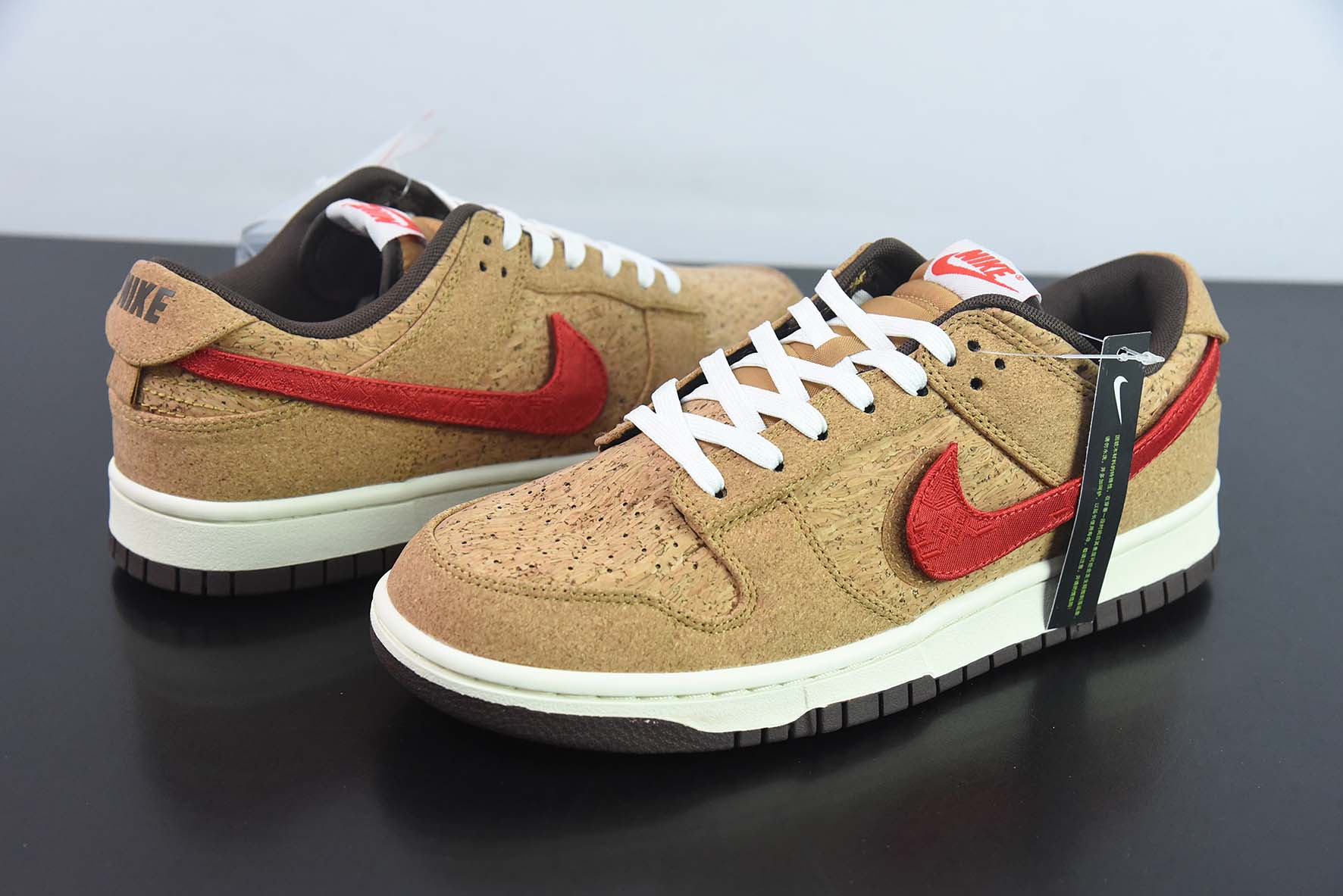 NK SB Dunk Low 20周年 联名软木塞换钩低帮运动鞋 货号:FN0317-121