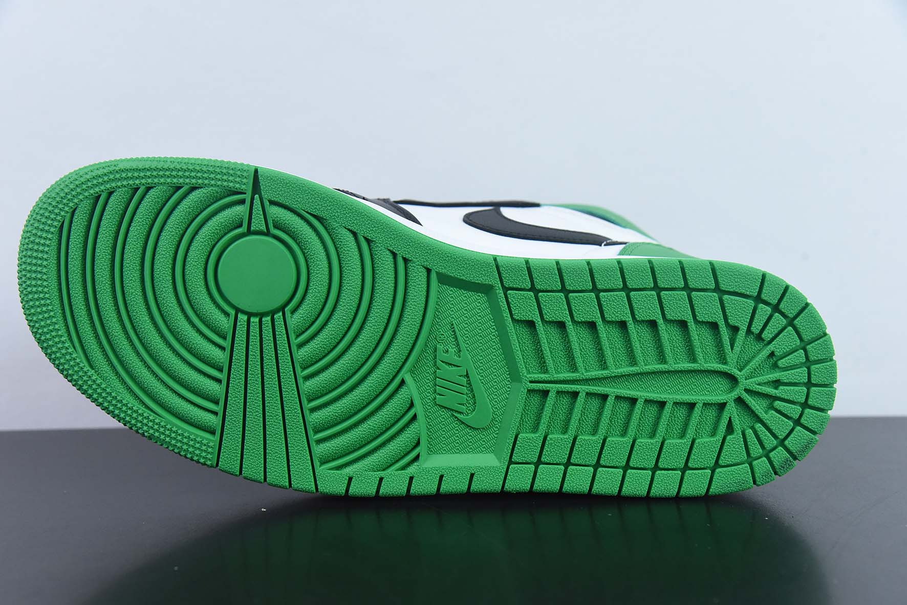 Air Jordan AJ1 Retro High 高帮白绿黑高帮鞋 货号：DZ5485-031