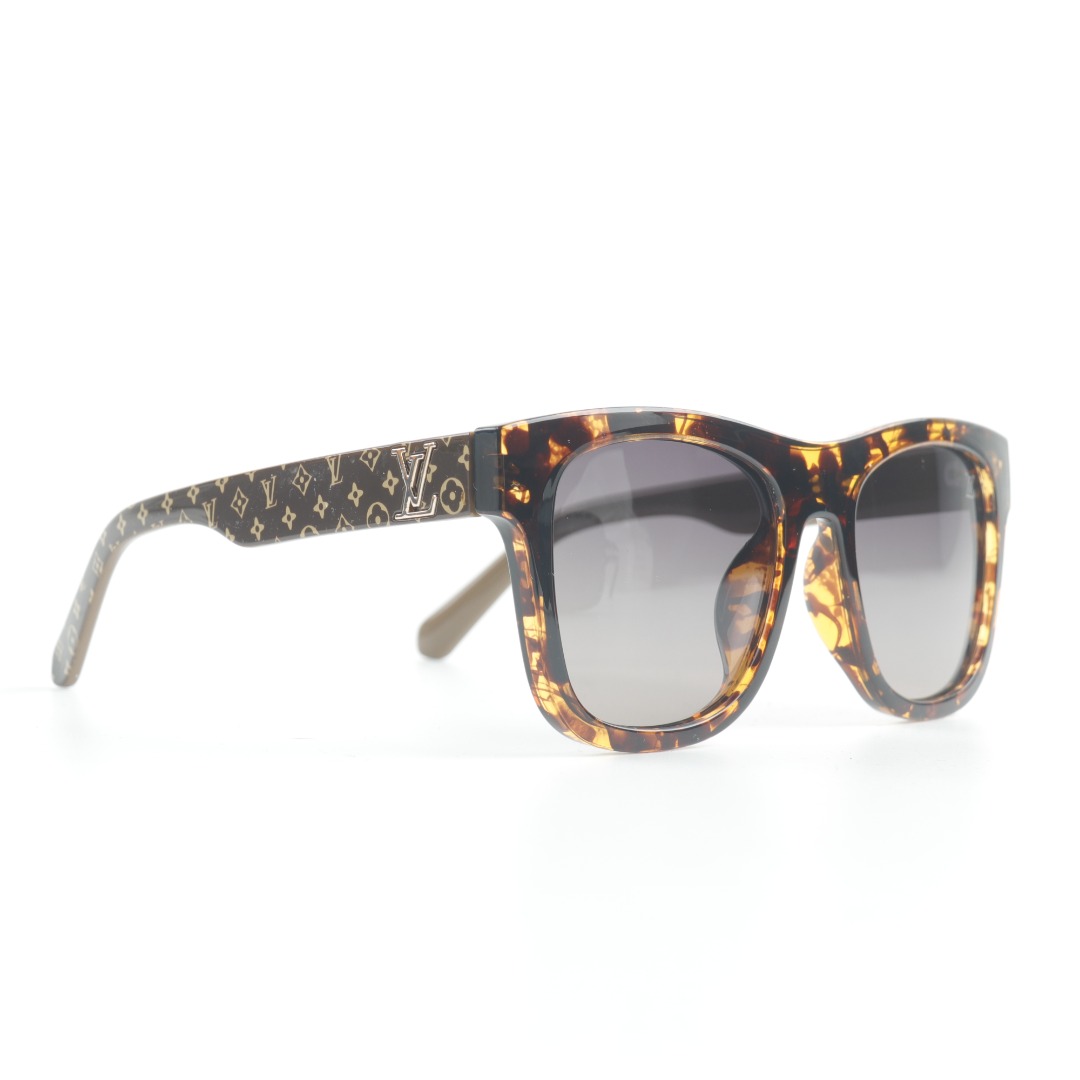 本地自取💰160 LOUIS VUITTON/路易威登LV MY MONOGRAM LIGHT SQUARE 板材镜架方形太阳眼镜女款Z1862E 官网在售价3,950RMB,醋酯纤维构筑纤薄镜架,与宽大镜片形成醒目对比。Monogram 花卉点缀桩头,Monogram 图案排布镜腿,借由亮泽金属彰显品牌底蕴。详细特征:醋酯纤维镜架-方形-金属件-桩头饰有 Monogram 花卉-镜腿饰有 Monogram 图案-端头镂刻 Monogram 花卉-透光度:26%-紫外线遮蔽率:100%-太阳眼镜镜片过滤级别,配专柜眼镜包装