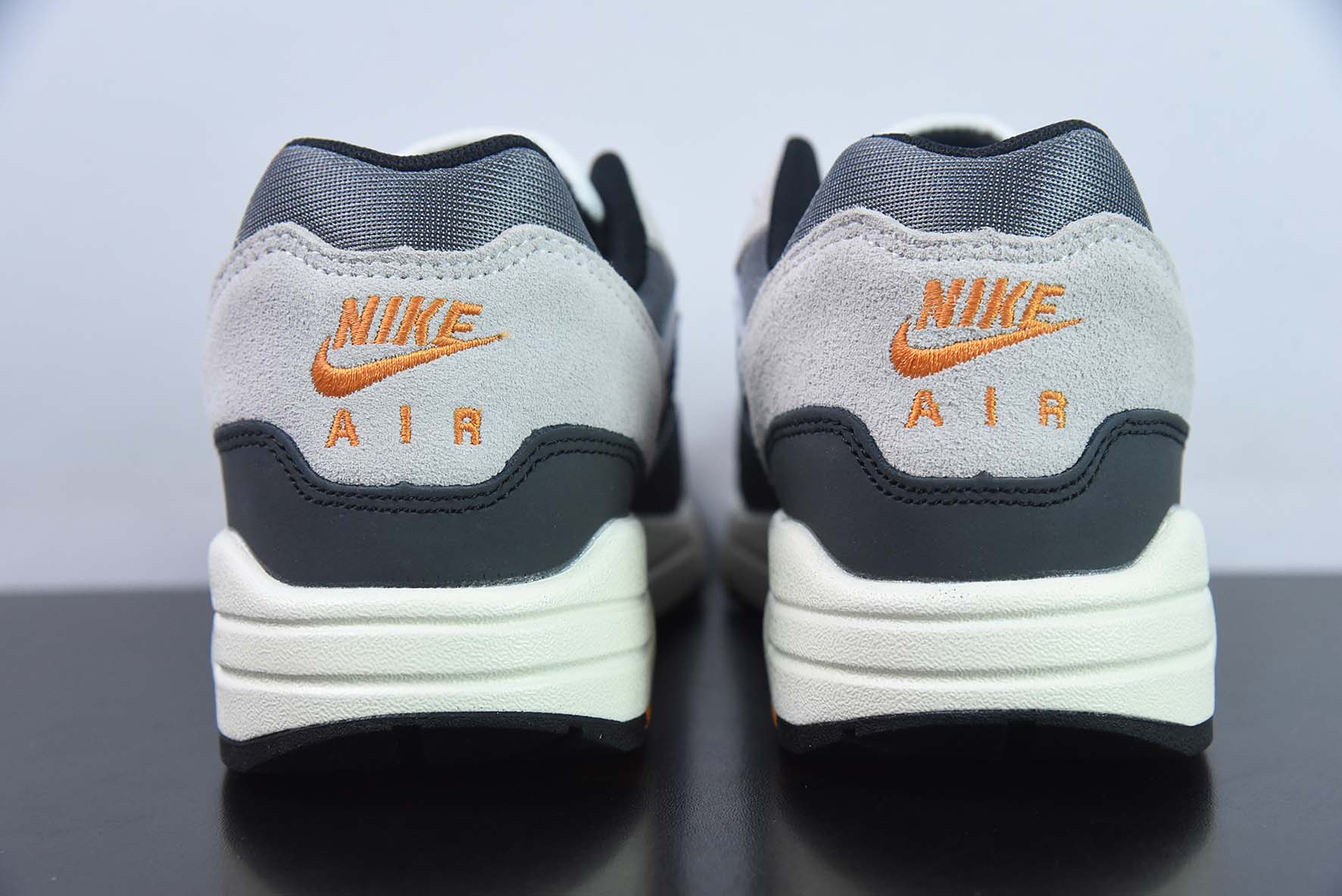 Nk Air Max 1 耐克半掌气垫复古跑步鞋 货号：FN7487 133