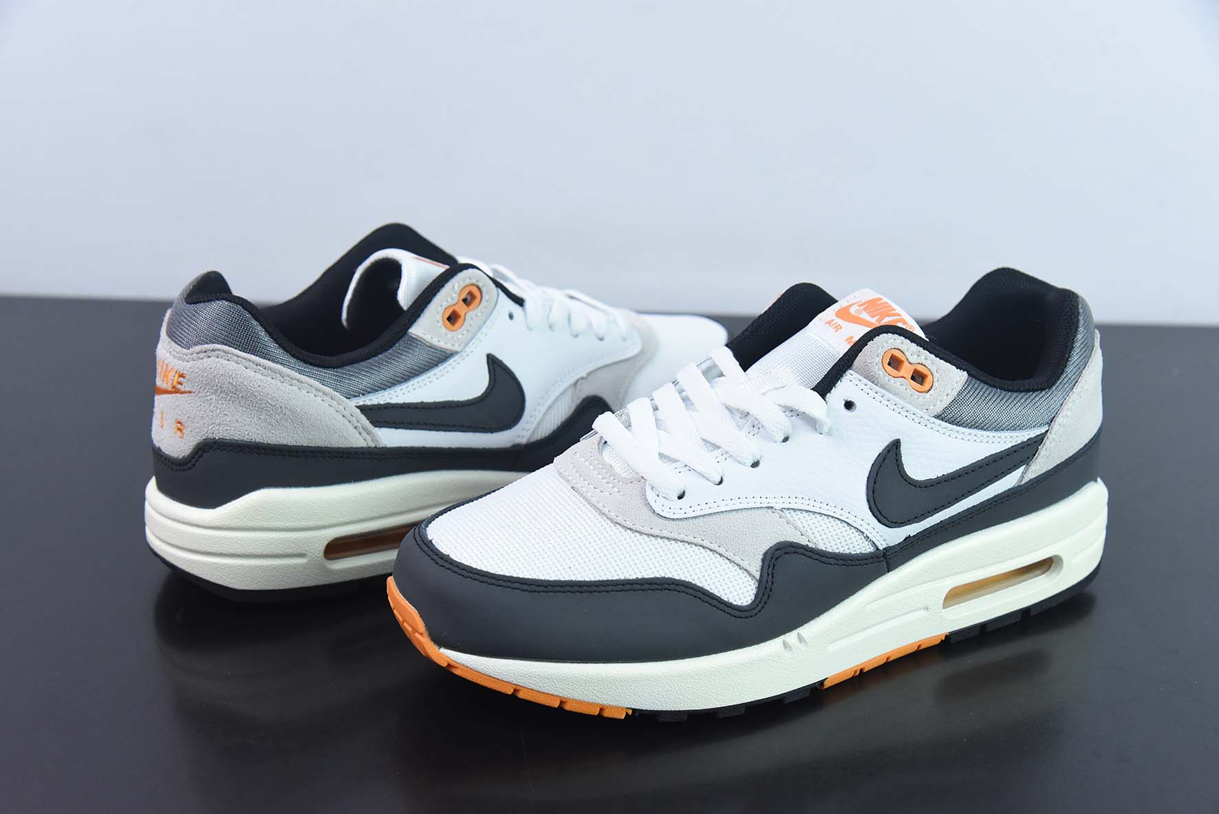 Nk Air Max 1 耐克半掌气垫复古跑步鞋 货号：FN7487 133