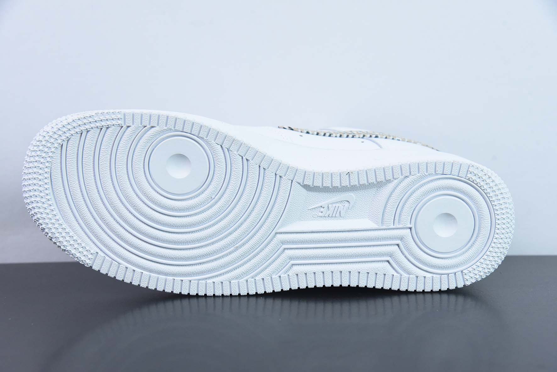 Nk Air Force 1'07 Low  印花勾 空军一号低帮休闲板鞋 货号：DZ2709-100