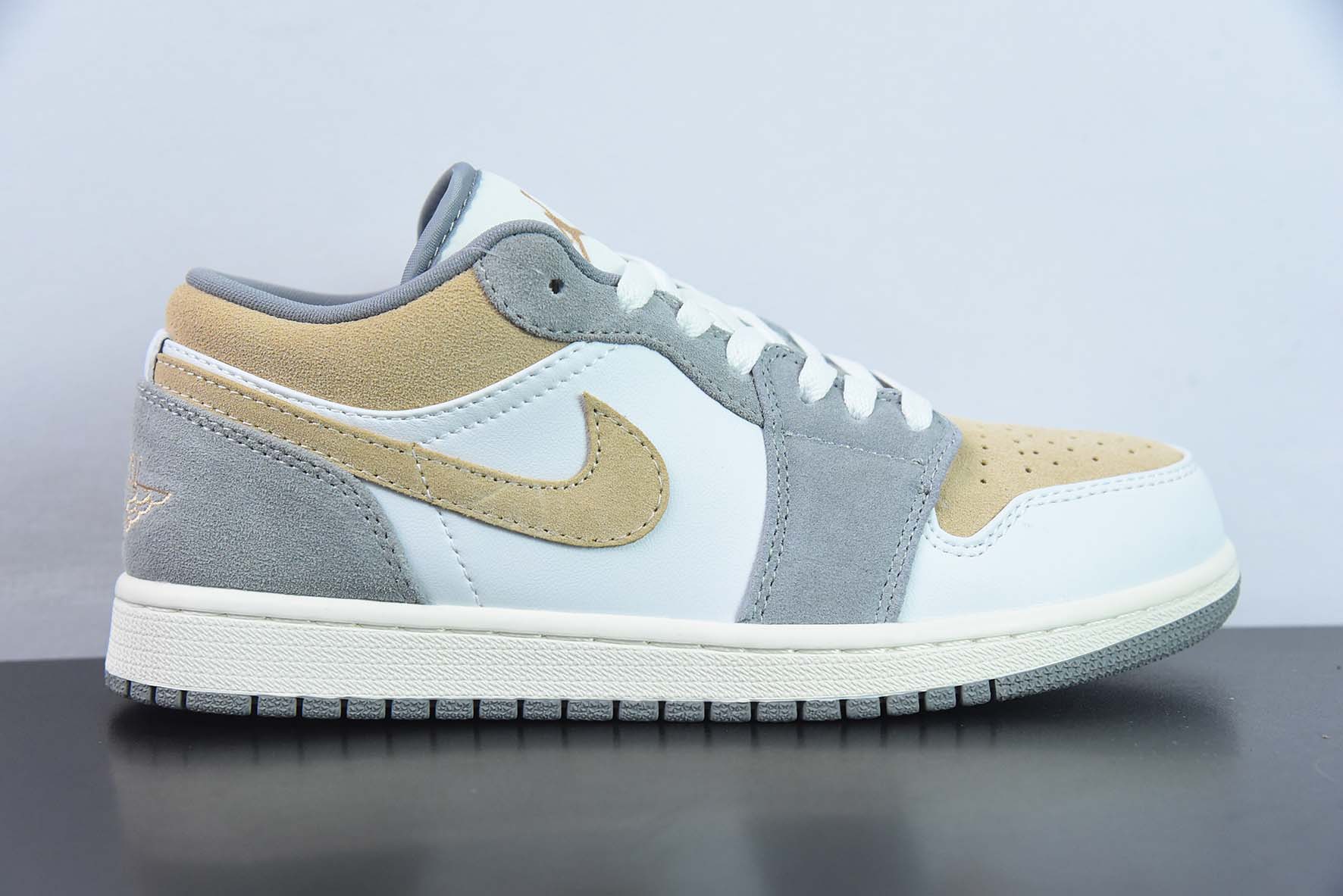 TAJT45583536 Air Jordan AJ1 Low 乔丹1低帮篮球鞋 灰黄 货号：DC0774-189 尺码：36-46