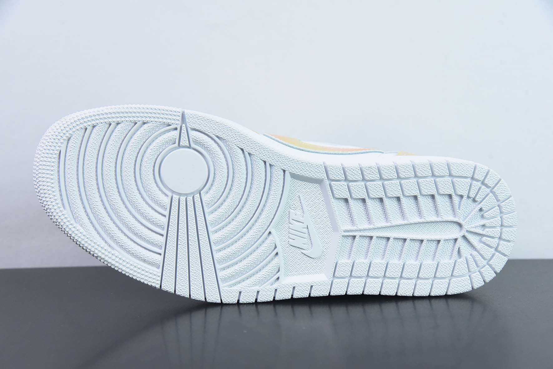 Air Jordan 1 Retro High OG 倒勾 橙白 反向脚趾运动鞋 货号:CZ0790-109