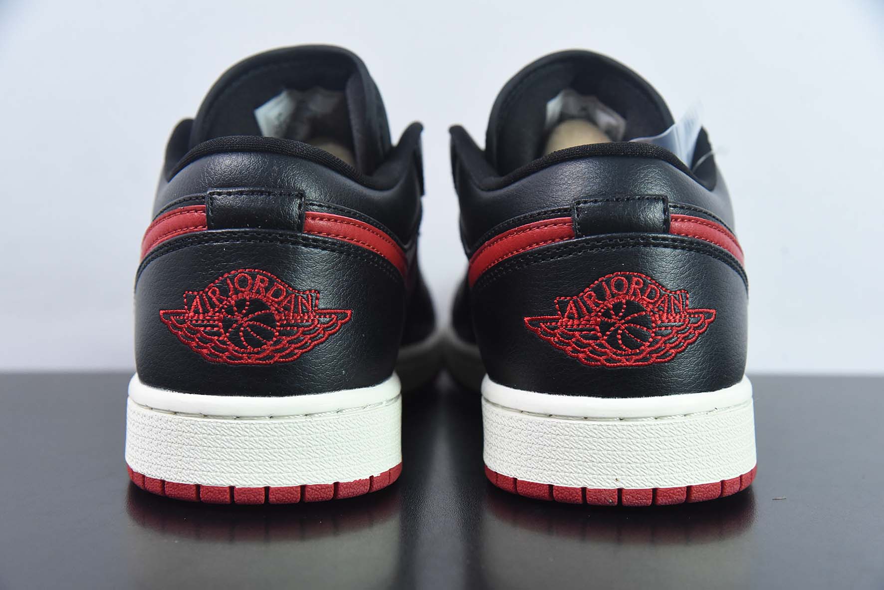 Air Jordan 1 Low AJ1 乔丹1代低帮篮球鞋/黑红 2023年新款发售 货号：DC0774-061