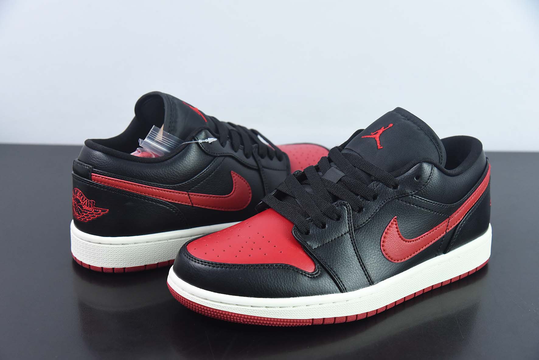 Air Jordan 1 Low AJ1 乔丹1代低帮篮球鞋/黑红 2023年新款发售 货号:DC0774-061