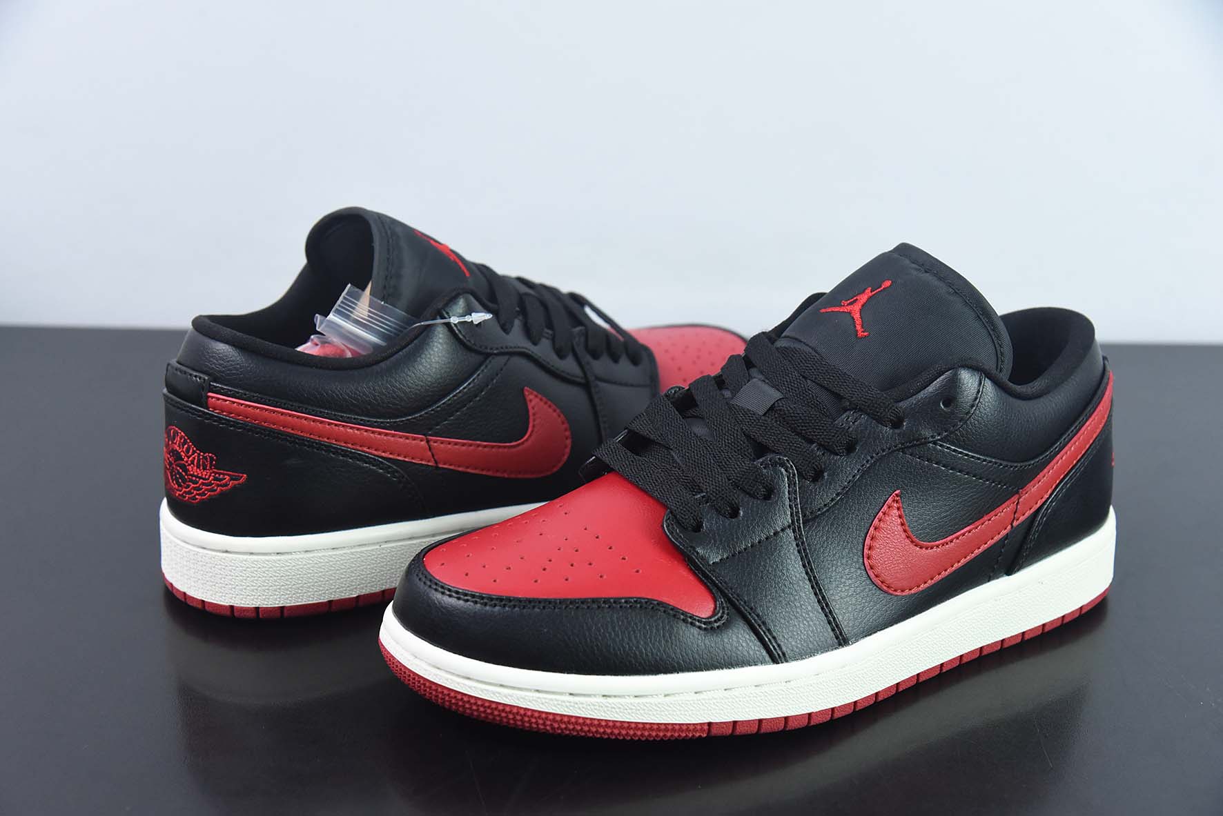 Air Jordan 1 Low AJ1 乔丹1代低帮篮球鞋/黑红 2023年新款发售 货号：DC0774-061