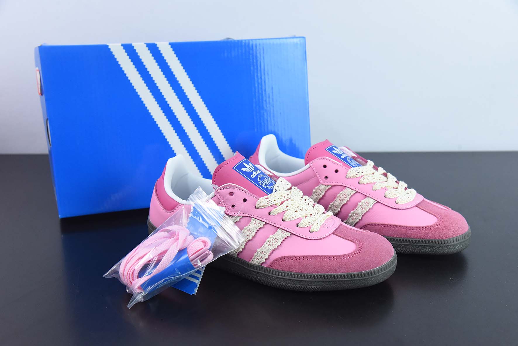 Adidas Originals Samba 阿迪达斯 桑巴系列德训百搭复古低帮板鞋 蕾丝手工编织三条杠货号：B75806