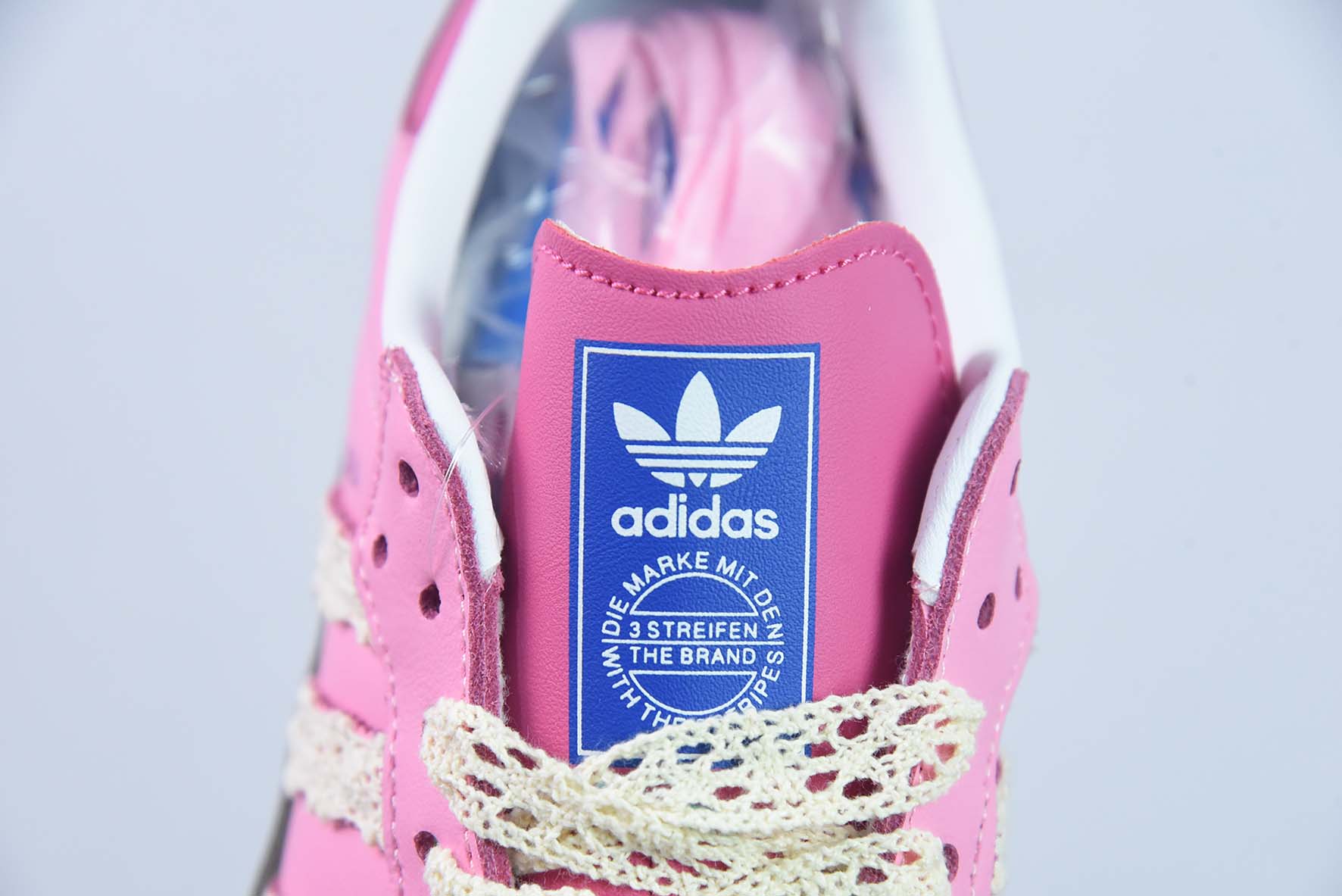 Adidas Originals Samba 阿迪达斯 桑巴系列德训百搭复古低帮板鞋 蕾丝手工编织三条杠货号：B75806