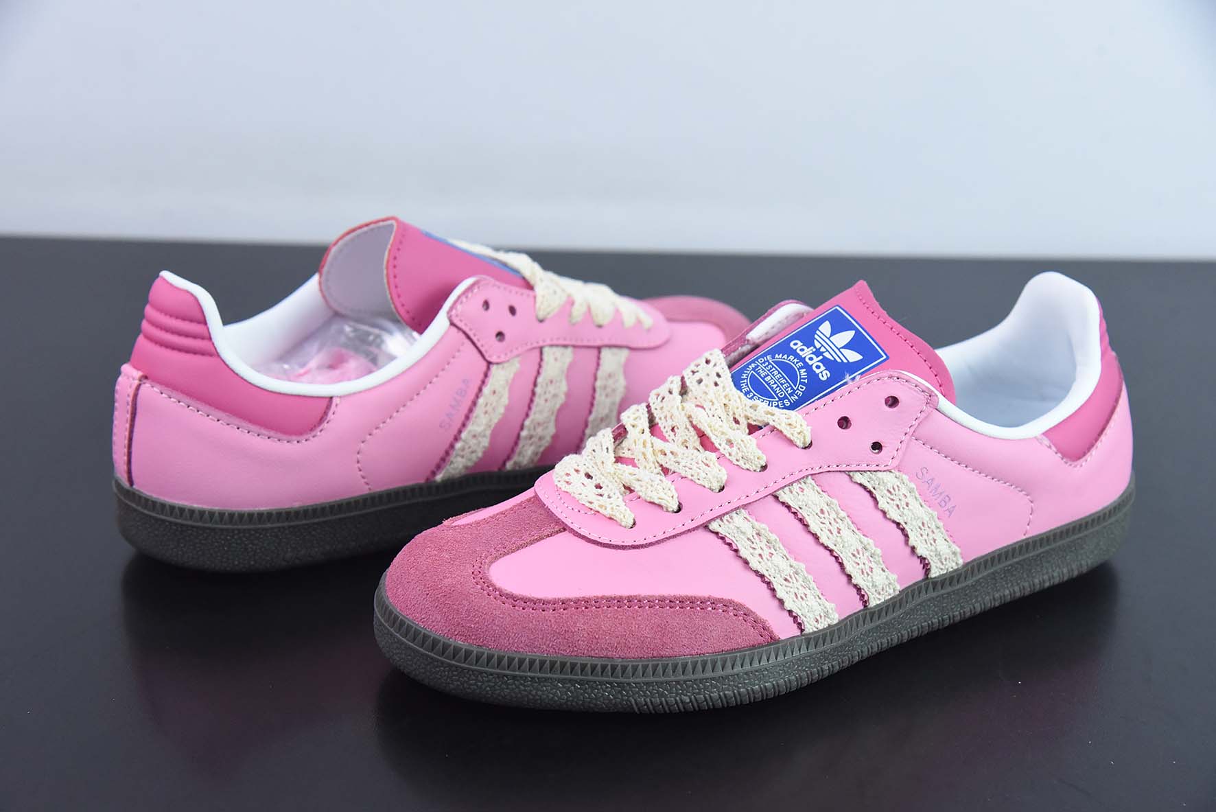 Adidas Originals Samba 阿迪达斯 桑巴系列德训百搭复古低帮板鞋 蕾丝手工编织三条杠货号：B75806