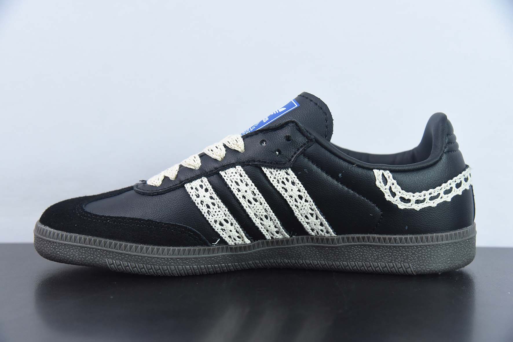 Adidas Originals Samba 阿迪达斯 桑巴系列德训百搭复古低帮板鞋 蕾丝手工编织三条杠货号：B75807