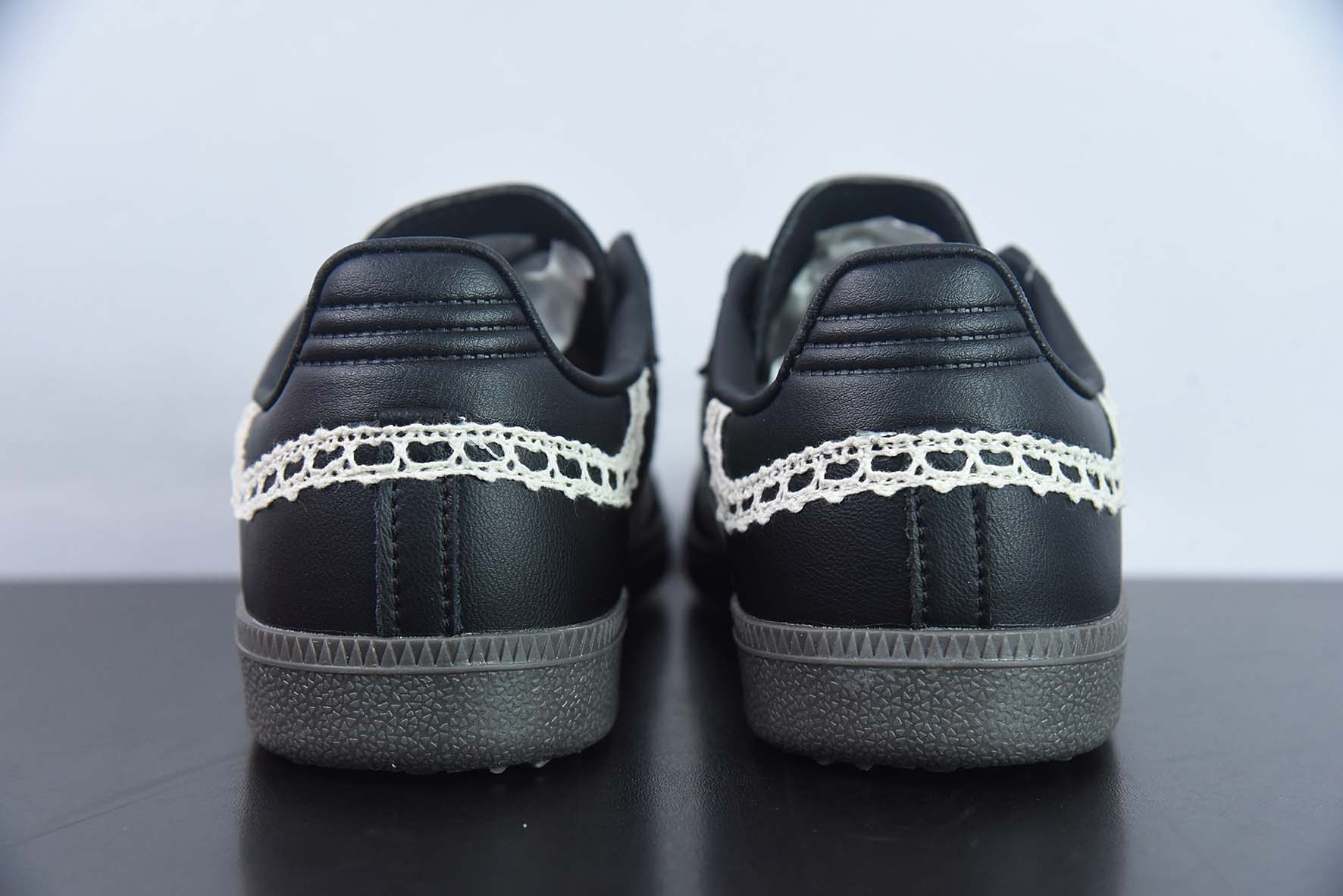 Adidas Originals Samba 阿迪达斯 桑巴系列德训百搭复古低帮板鞋 蕾丝手工编织三条杠货号：B75807