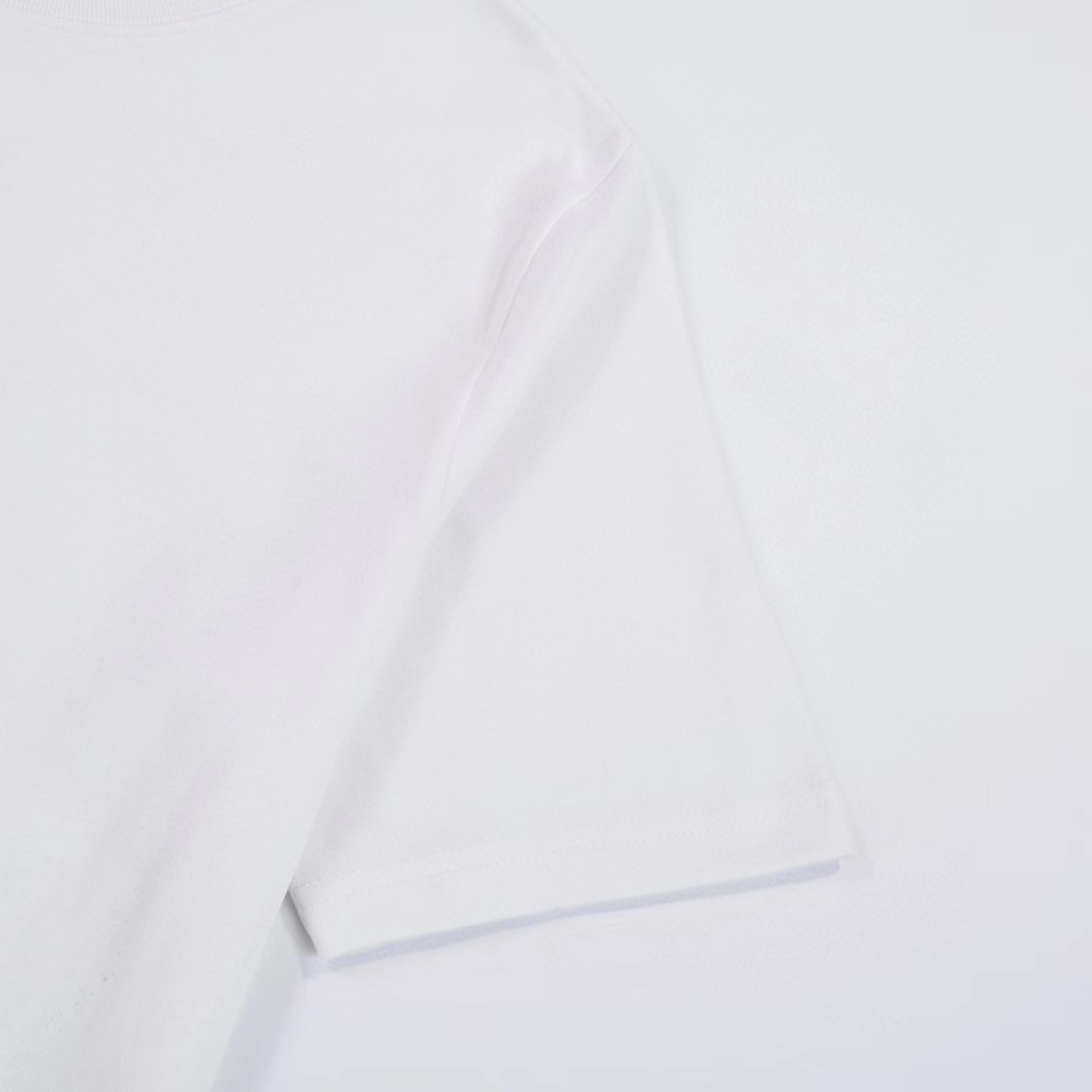 Burberry Spring/Summer ’80s Collection: Stylish Unisex Fashion in Black and White - 图片 8