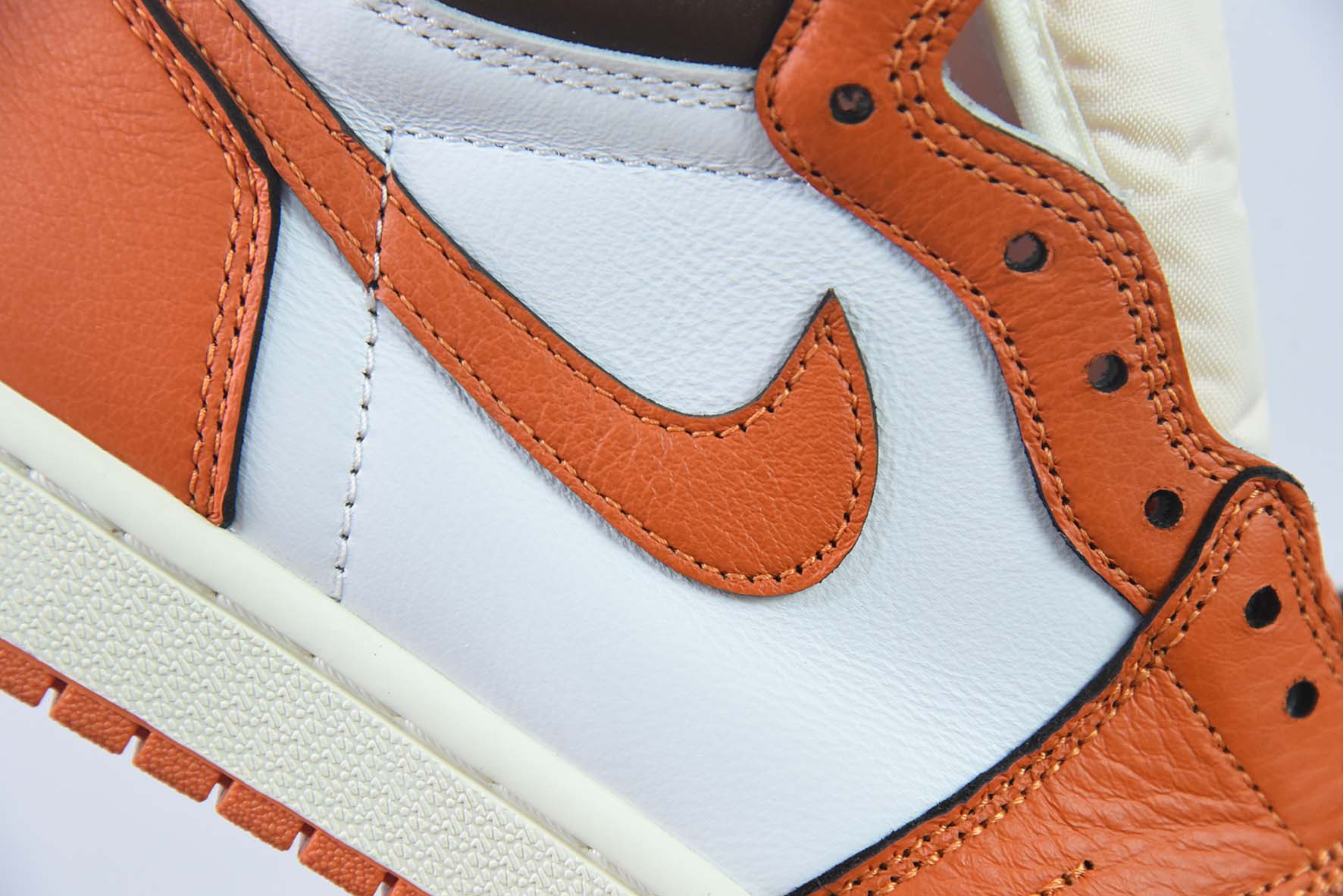 Air Jordan1 AJ1 乔丹1代高帮篮球鞋/白橙「爱马仕橙」货号:DO9369-101