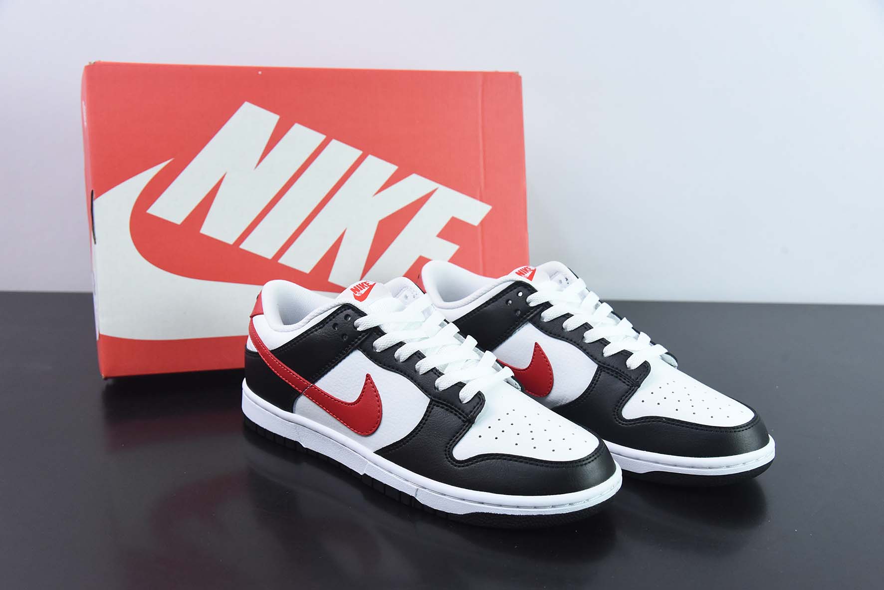 NK Dunk Low Retro PRM 低帮休闲运动板鞋 黑白红 货号：FB3354-001