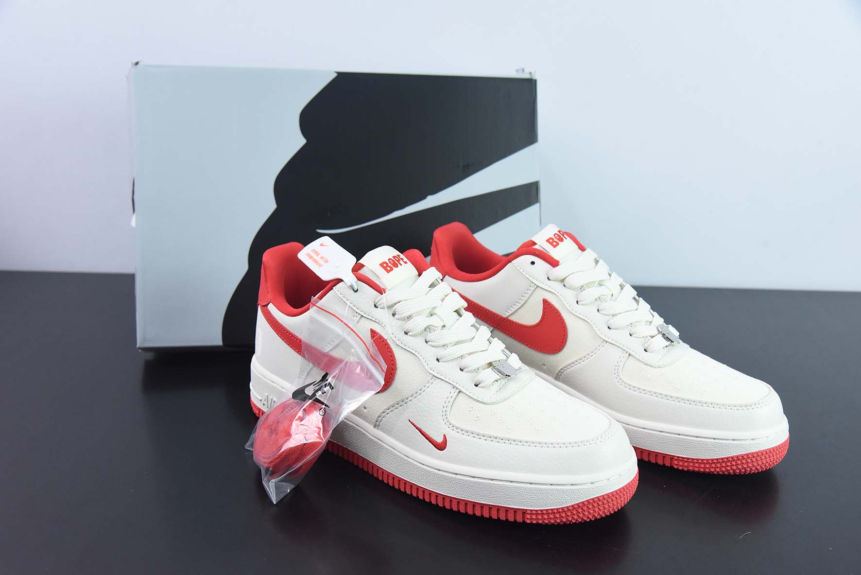 Nike Air Force 1 AF1 空军一号/低帮 白红 猿人头 刺绣货号：BS9055-749