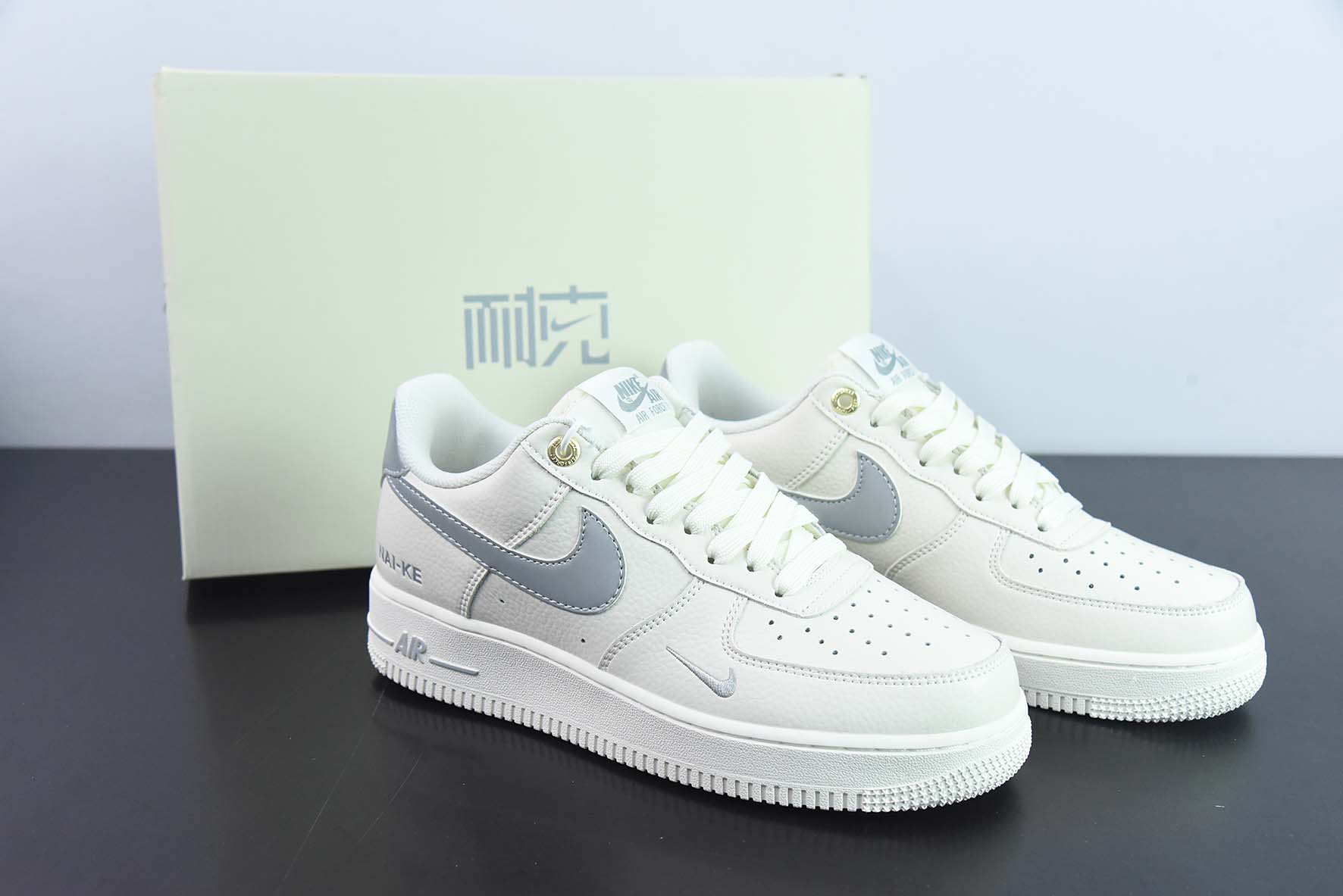 Nike Air Force 1 Low 空军一号低帮运动板鞋白灰 3M反光版 NAI-KE 字母印花 货号:NK0621-977