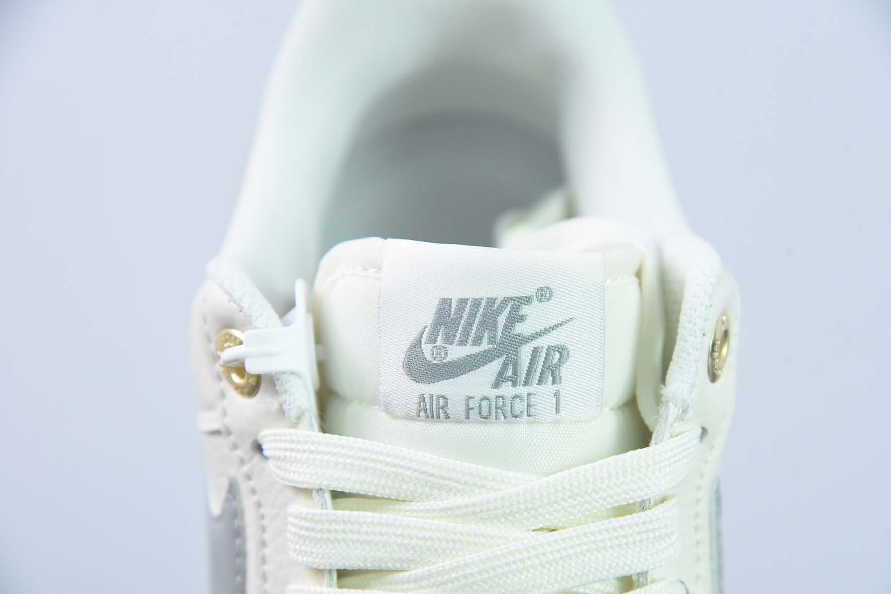 Nike Air Force 1 Low 空军一号低帮运动板鞋白灰 3M反光版 NAI-KE 字母印花 货号:NK0621-977