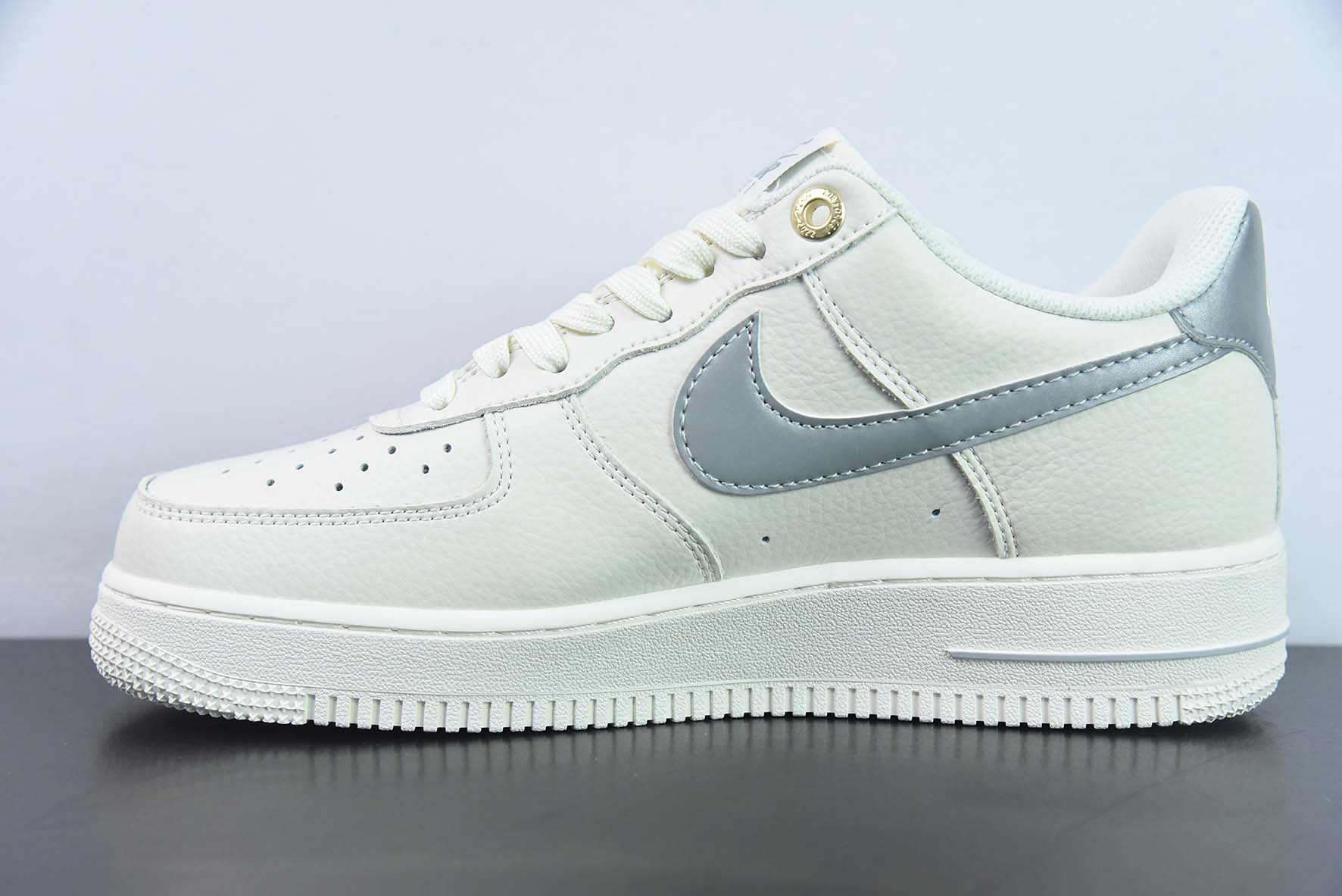Nike Air Force 1 Low 空军一号低帮运动板鞋白灰 3M反光版 NAI-KE 字母印花 货号:NK0621-977