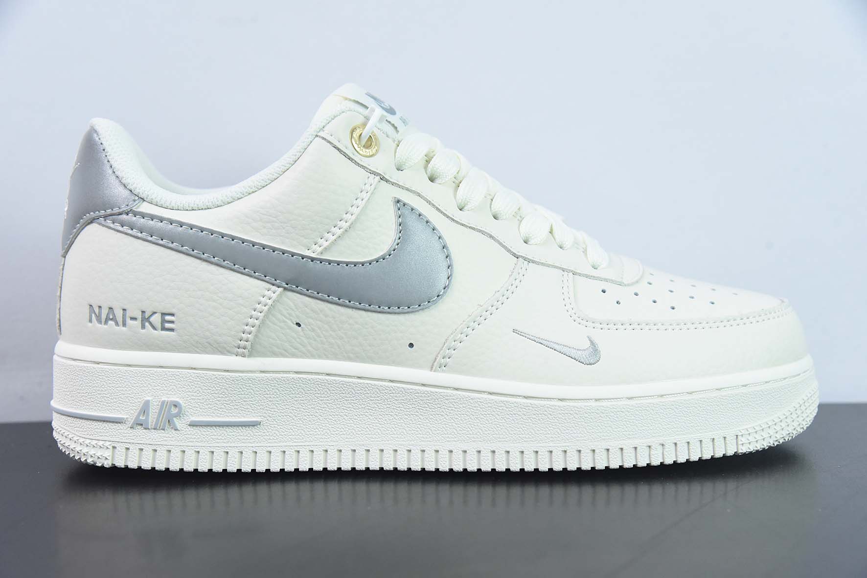 Nike Air Force 1 Low 空军一号低帮运动板鞋白灰 3M反光版 NAI-KE 字母印花 货号:NK0621-977