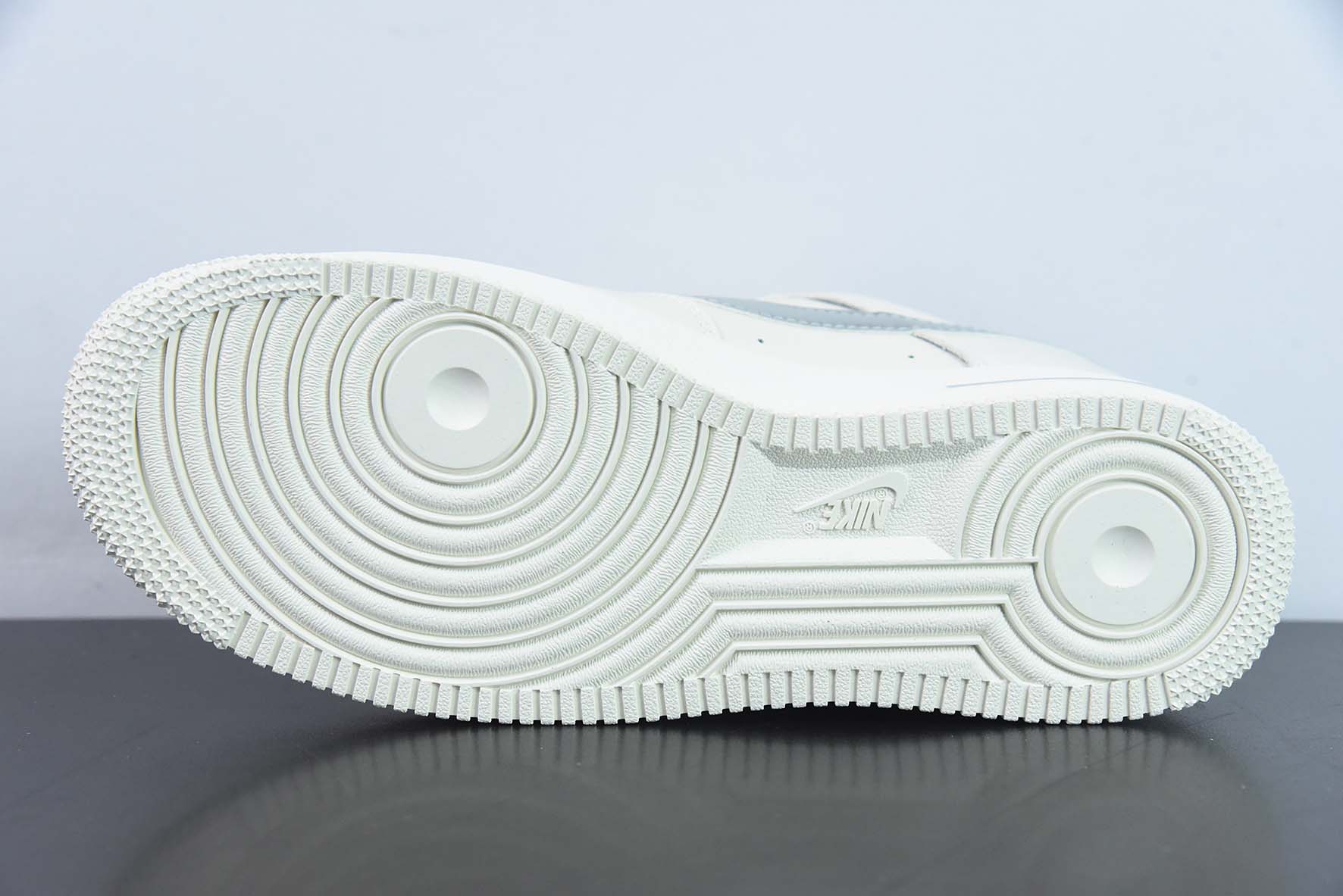 Nike Air Force 1 Low 空军一号低帮运动板鞋白灰 3M反光版 NAI-KE 字母印花 货号:NK0621-977