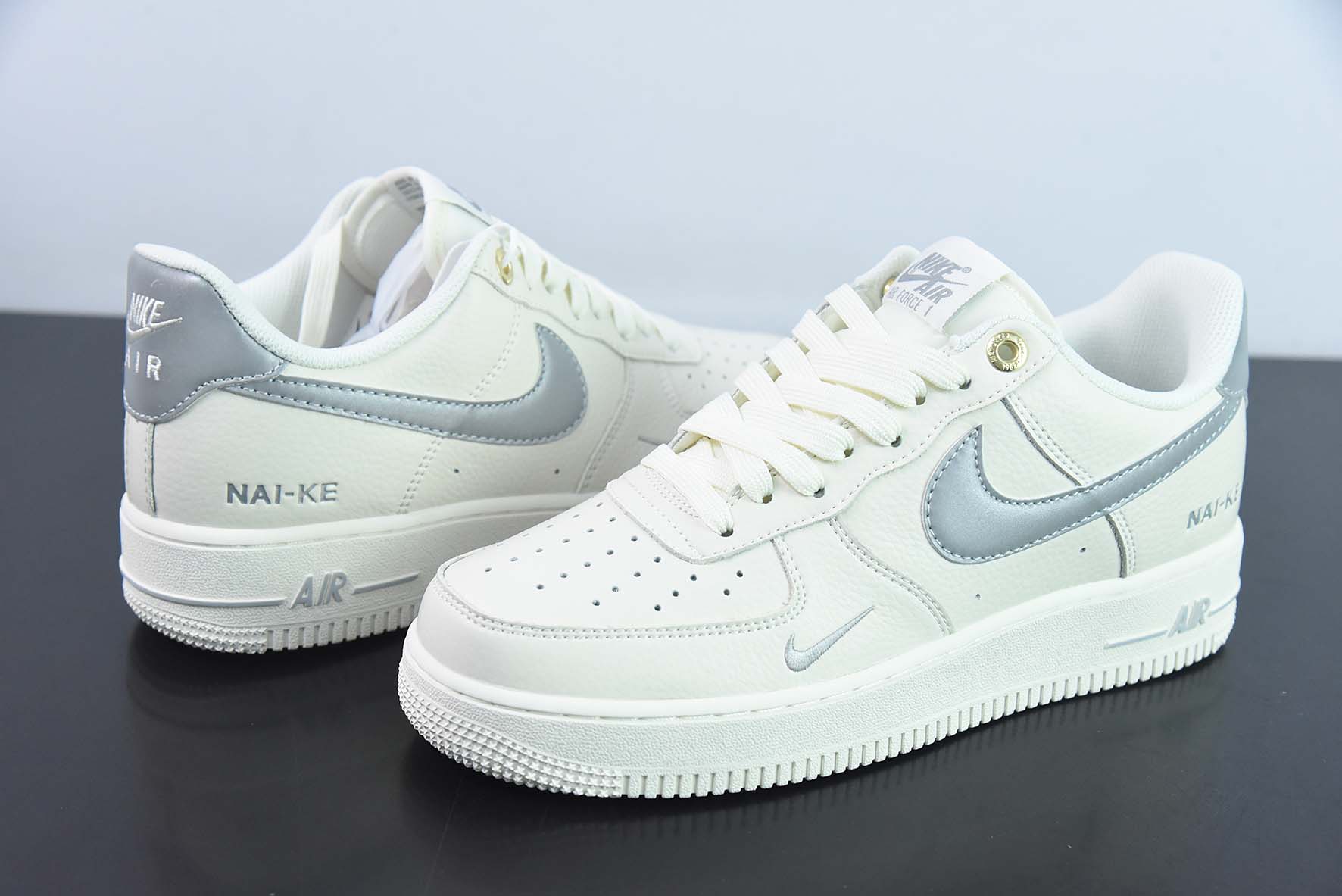 Nike Air Force 1 Low 空军一号低帮运动板鞋白灰 3M反光版 NAI-KE 字母印花 货号:NK0621-977
