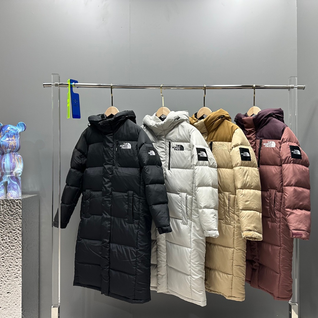 THE NORTH FACE/北面 申敏儿同款长款羽绒服 FREE MOVE DOWN COAT 21AW新季 长款保暖鹅绒 羽绒服 原价399000韩元,折合人民币2379块!非常高端的旗舰系列,生命不息 探索不止 冬天除了被窝其他地方都是远方 让你隔绝寒冷的最强单品!挑战极地风寒!零下四十度 完全没有问题! ✨加长版型 裁剪非常花心思,情侣搭配起来感觉可以炸掉一条街!经典简约风 工装大口袋设计 全部都是立体口袋哦!休闲连帽设计 ✨高端户外防风防水面料,高强度防风防水 十级水压!不管是什么样的恶劣天气随便造!大身采用高密度GORE材质 镀膜来的哦!科技EPTFE涂层镀膜!相信我 不管是手感 还是穿着的舒适感这种面料必须是顶级的!非常的细腻 顺滑挺括 而且 舒适感还非常的好! ✨此款羽绒服极地御寒,胸前北面小Logo经典款式!手臂logo 设计!袖口魔术贴设计!让衣服增加亮点!北面Logo,让人一眼就看出衣服的与众不同!背后还有同款刺绣Logo,标志性强烈! ✨两侧拉链实用大口袋 方位妥当易插手 易储物 官方标注卖点: ·DRYVENT科技面料全压外壳防水、耐磨、排湿、防风 ·RDS认证可溯源超轻优质鹅绒 ·有可修补面料 颜色:黑色、白桦色、小麦色、酒红色