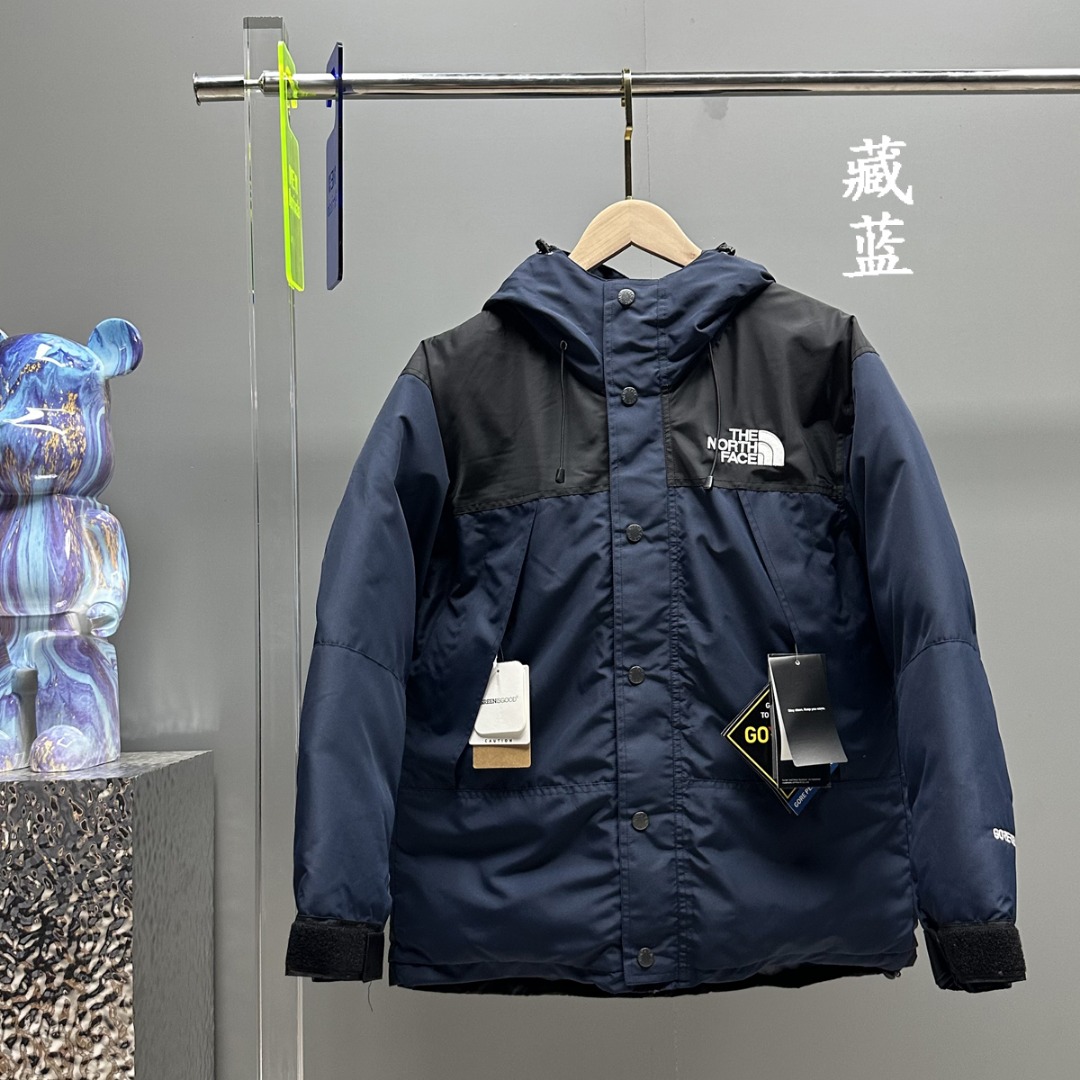 𝗧𝗛𝗘 𝗡𝗢𝗥𝗧𝗛 𝗙𝗔𝗖𝗘/北面 日版北面Mountain Down Jacket户外冲锋衣新款羽绒服 
GORETEX防水科技加持，羽绒保暖科技，时尚又不失保暖性能
每年秋冬必涨款式，越等越贵，越等越涨
所有辅料还原𝗭𝗣
面料做工升级: 
1.防水为国际ISO标准90（ISO4）级别达到荷叶水珠滚动效果
2.面料：高透层压织物Gore-tex仿水透气，手感更佳舒适。
3.真正的进口百灵达绣花机，市面很多货说是进口刺绣实际根本达不到针数。                                      
4.100%可检测国标90白鸭绒，保暖性能更出色，轻便不厚重，压缩后的蓬松度恢复性好。                                         
拉链全部进口𝗬𝗸𝗸  正面防风拉链罩采用按扣开合
下摆也可抽绳调节   胸部 背部都有𝗟𝗼𝗴𝗼设计
颜色：灰白、黑色、粉色、土黄、军绿、墨绿、藏蓝
尺码：𝗫𝗦-𝗦-𝗠-𝗟-𝗫𝗟-𝗫𝗫𝗟