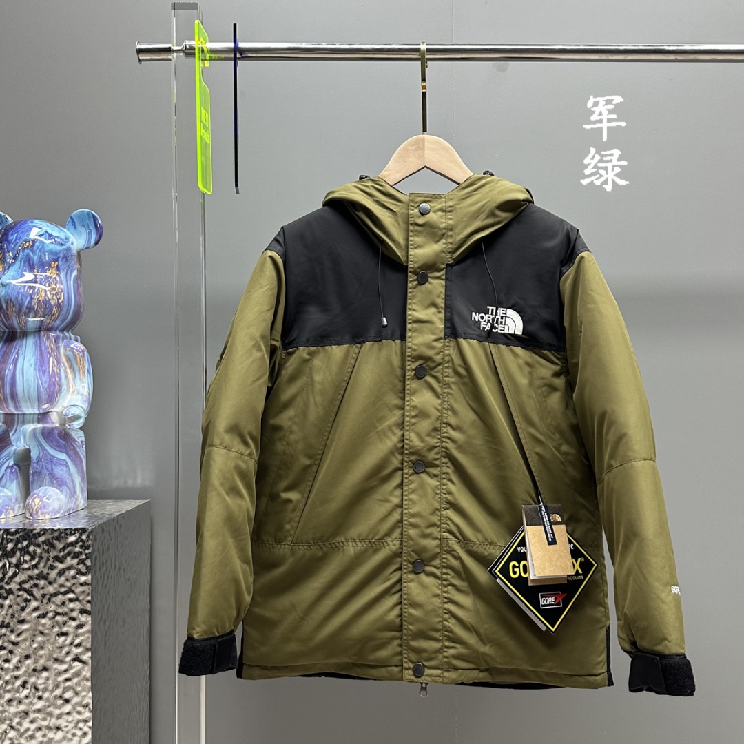 𝗧𝗛𝗘 𝗡𝗢𝗥𝗧𝗛 𝗙𝗔𝗖𝗘/北面 日版北面Mountain Down Jacket户外冲锋衣新款羽绒服 
GORETEX防水科技加持，羽绒保暖科技，时尚又不失保暖性能
每年秋冬必涨款式，越等越贵，越等越涨
所有辅料还原𝗭𝗣
面料做工升级: 
1.防水为国际ISO标准90（ISO4）级别达到荷叶水珠滚动效果
2.面料：高透层压织物Gore-tex仿水透气，手感更佳舒适。
3.真正的进口百灵达绣花机，市面很多货说是进口刺绣实际根本达不到针数。                                      
4.100%可检测国标90白鸭绒，保暖性能更出色，轻便不厚重，压缩后的蓬松度恢复性好。                                         
拉链全部进口𝗬𝗸𝗸  正面防风拉链罩采用按扣开合
下摆也可抽绳调节   胸部 背部都有𝗟𝗼𝗴𝗼设计
颜色：灰白、黑色、粉色、土黄、军绿、墨绿、藏蓝
尺码：𝗫𝗦-𝗦-𝗠-𝗟-𝗫𝗟-𝗫𝗫𝗟