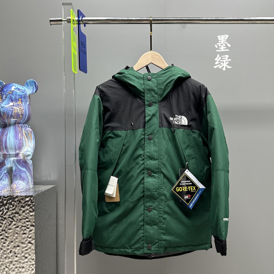 𝗧𝗛𝗘 𝗡𝗢𝗥𝗧𝗛 𝗙𝗔𝗖𝗘/北面 日版北面Mountain Down Jacket户外冲锋衣新款羽绒服 
GORETEX防水科技加持，羽绒保暖科技，时尚又不失保暖性能
每年秋冬必涨款式，越等越贵，越等越涨
所有辅料还原𝗭𝗣
面料做工升级: 
1.防水为国际ISO标准90（ISO4）级别达到荷叶水珠滚动效果
2.面料：高透层压织物Gore-tex仿水透气，手感更佳舒适。
3.真正的进口百灵达绣花机，市面很多货说是进口刺绣实际根本达不到针数。                                      
4.100%可检测国标90白鸭绒，保暖性能更出色，轻便不厚重，压缩后的蓬松度恢复性好。                                         
拉链全部进口𝗬𝗸𝗸  正面防风拉链罩采用按扣开合
下摆也可抽绳调节   胸部 背部都有𝗟𝗼𝗴𝗼设计
颜色：灰白、黑色、粉色、土黄、军绿、墨绿、藏蓝
尺码：𝗫𝗦-𝗦-𝗠-𝗟-𝗫𝗟-𝗫𝗫𝗟