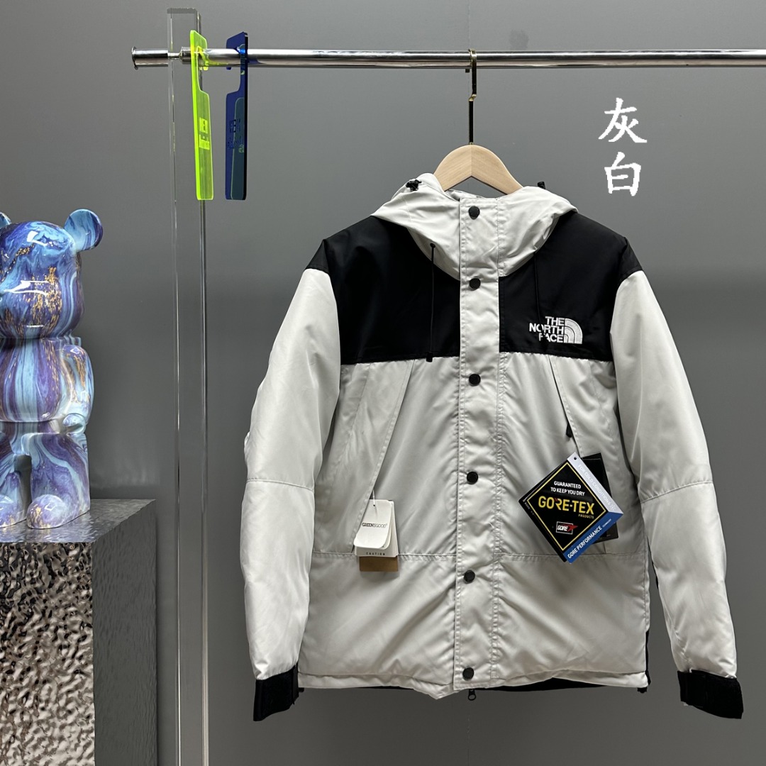 𝗧𝗛𝗘 𝗡𝗢𝗥𝗧𝗛 𝗙𝗔𝗖𝗘/北面 日版北面Mountain Down Jacket户外冲锋衣新款羽绒服 
GORETEX防水科技加持，羽绒保暖科技，时尚又不失保暖性能
每年秋冬必涨款式，越等越贵，越等越涨
所有辅料还原𝗭𝗣
面料做工升级: 
1.防水为国际ISO标准90（ISO4）级别达到荷叶水珠滚动效果
2.面料：高透层压织物Gore-tex仿水透气，手感更佳舒适。
3.真正的进口百灵达绣花机，市面很多货说是进口刺绣实际根本达不到针数。                                      
4.100%可检测国标90白鸭绒，保暖性能更出色，轻便不厚重，压缩后的蓬松度恢复性好。                                         
拉链全部进口𝗬𝗸𝗸  正面防风拉链罩采用按扣开合
下摆也可抽绳调节   胸部 背部都有𝗟𝗼𝗴𝗼设计
颜色：灰白、黑色、粉色、土黄、军绿、墨绿、藏蓝
尺码：𝗫𝗦-𝗦-𝗠-𝗟-𝗫𝗟-𝗫𝗫𝗟