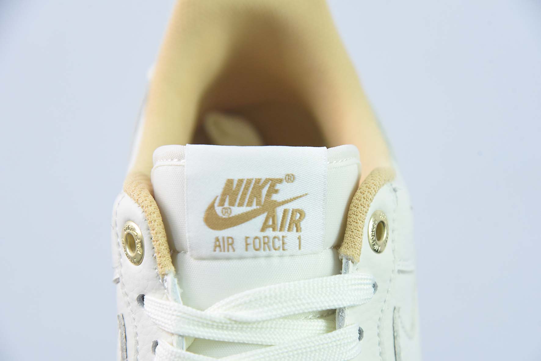 Nike Air Force 1 Low 空军一号低帮运动休闲板鞋 双勾 生胶底 NAI-KE印花 货号:NK0621 988