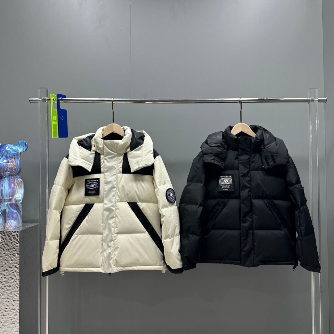 𝗡𝗘𝗪 𝗕𝗔𝗟𝗔𝗡𝗖𝗘/新百伦 徽章多标连帽立领羽绒服
设计理念:
NB羽绒服面料,拉链开模定制 此款今年官网销量已经没有那款羽绒服可以代替的了,立体修身剪裁、这款羽绒服上身效果堪称完美!
面料+特点:
✅进口barudan/百灵达绣花机定制万针电绣,采用进口7号针,进口绣线,保证每字饱满、立体、清晰,可称最贵绣标!
✅采用白鸭绒填充,保暖性能更出色,轻便不厚重,压缩后的蓬松度恢复性好!
✅原厂定制面料防水,防风,抗污,抗静电,独家采用原版一致单层布料做法,采用单层布料考验了布料及羽绒必须要达标,防止跑绒,并保证手感及膨松度,内里采用尼龙nylon双重双层封禁设计,不会出现任何跑绒现象,内置抽拉绳扣的可调节下摆,可防风防寒!
✅拉链原厂定制,刻字清晰,质感完美顺滑.
✅ 双层防绒内胆设计 内胆后背采用特殊温感发热面料,随着体温会持续发热,蓬松度高
✅胸前、袖子和帽子上的徽章可拆卸❗️
✅ 立体剪裁、 上身宽松显瘦 ,效果堪称完美。
工艺:
可拆卸徽章是这个衣服的最大亮点之一 正品特供的防水、防风、透气面料,毛衣处带有小吸铁,风雪天保暖指数➕1,所有小细节都是原版。双层防绒内胆设计 内胆后背采用特殊温感发热面料,随着体温会持续发热,蓬松度高,最主要是保暖性极强。
颜色:白色、黑色
尺码:𝗦-𝗠-𝗟-𝗫𝗟-𝗫𝗫𝗟