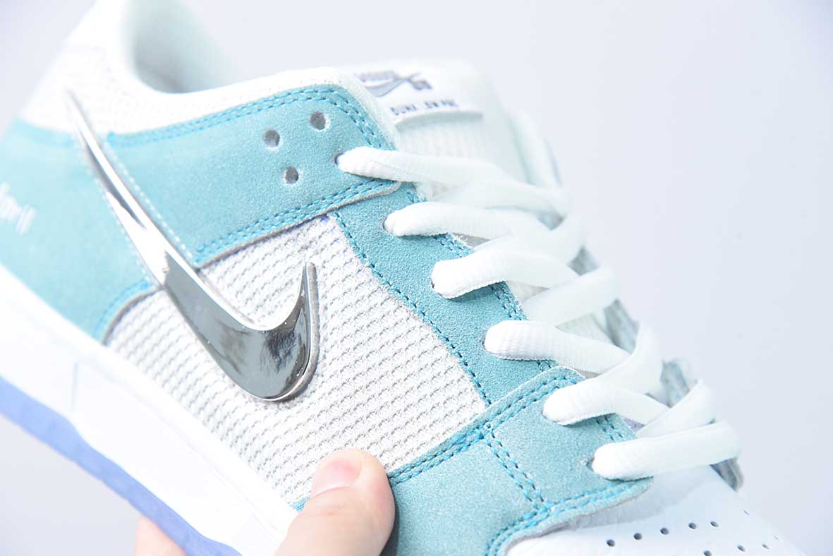 nk SB Dunk Low 白青液态勾男士低帮运动鞋 货号:FD2562 400