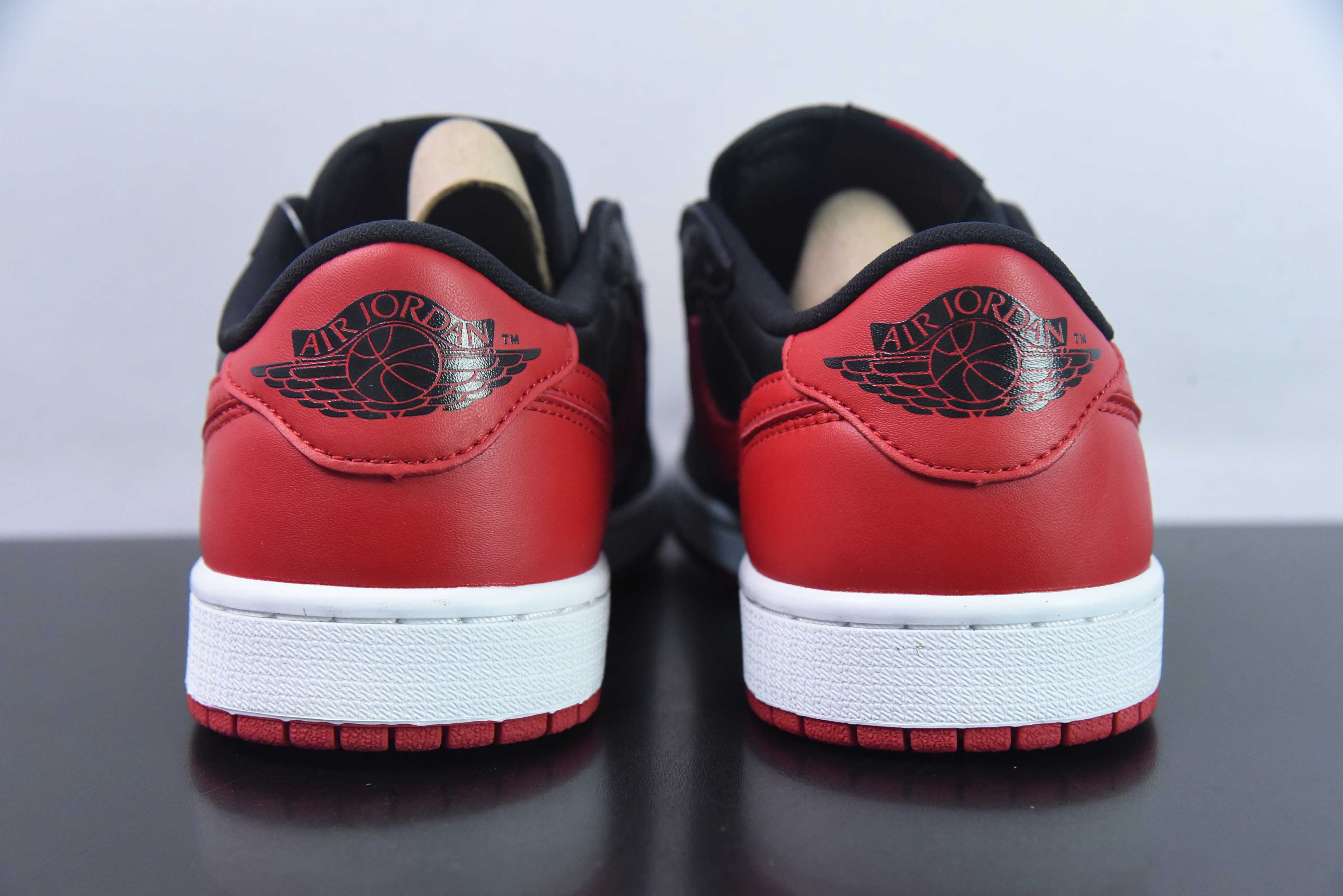 Air Jordan AJ1 Retro Low OG 低帮 黑红禁穿 货号：705329-001