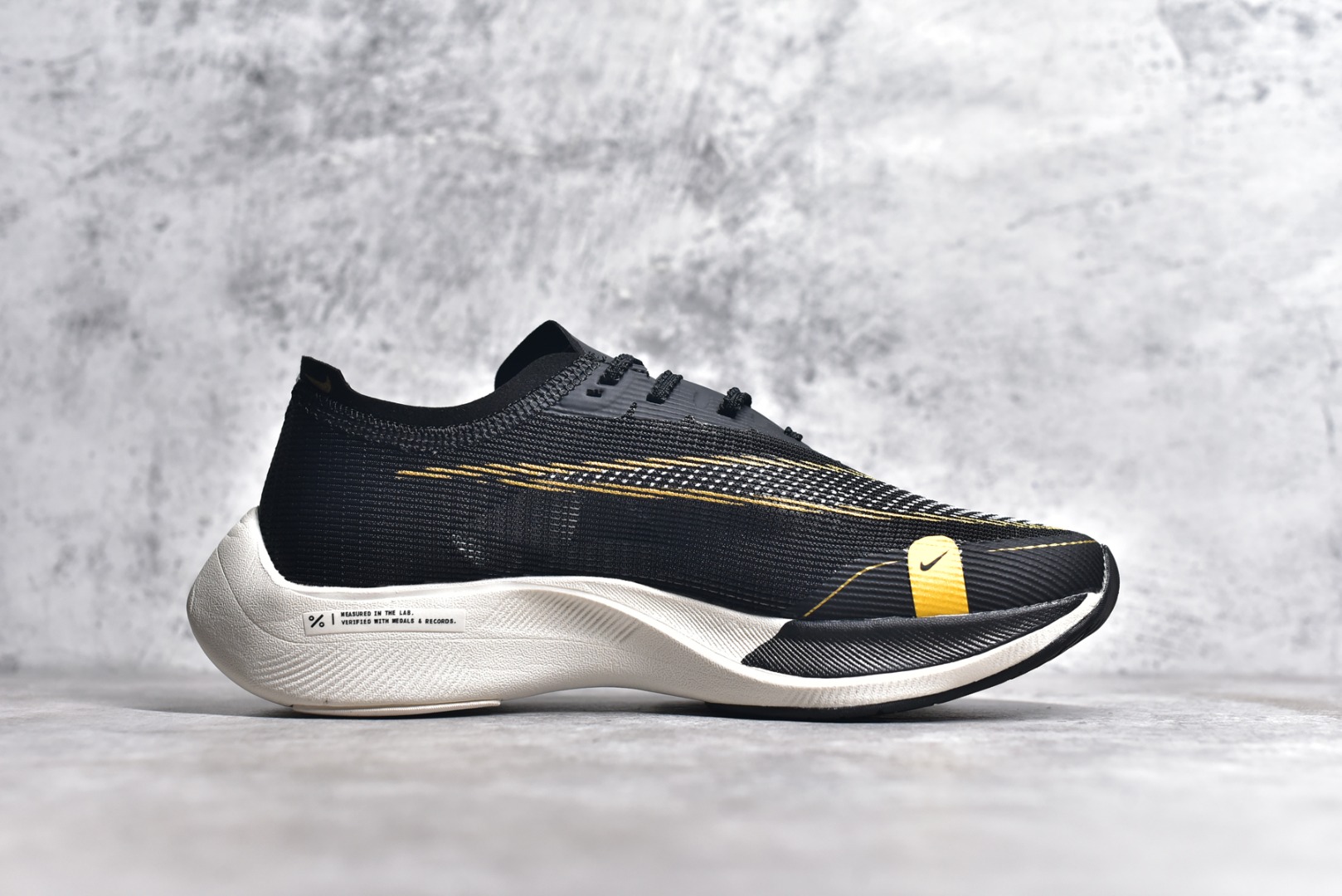 图片[3]-#秒杀 ️工厂清仓限时特价福利💥 NK ZoomX Vaporfly Next% 马拉松跑步鞋二代 鞋面使用了全新 Vaporweave 科技，这种类似蝉翼的材质相比 Flyknit 更加轻薄透气，非对称的鞋带系统和泡棉护垫的加入令舒适度更高，采用醒目的绿色作为主色调，鞋头辅以超大的 Swoosh 点缀，再配上流线型外观设计 尺码：36 36.5 37.5 38 38.5 39 40 40.5 41 42 42.5 43 44 45-选品中心