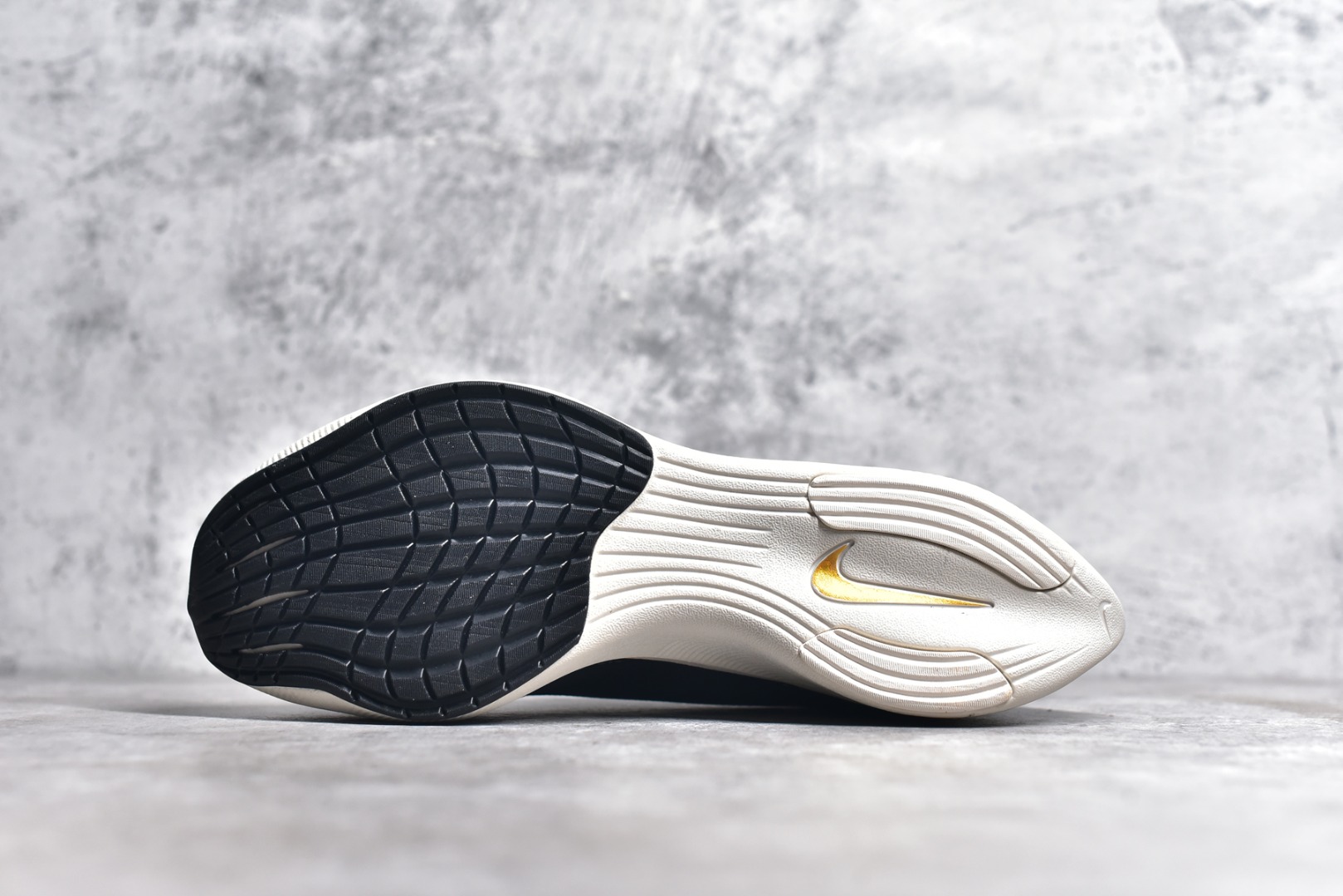 图片[5]-#秒杀 ️工厂清仓限时特价福利💥 NK ZoomX Vaporfly Next% 马拉松跑步鞋二代 鞋面使用了全新 Vaporweave 科技，这种类似蝉翼的材质相比 Flyknit 更加轻薄透气，非对称的鞋带系统和泡棉护垫的加入令舒适度更高，采用醒目的绿色作为主色调，鞋头辅以超大的 Swoosh 点缀，再配上流线型外观设计 尺码：36 36.5 37.5 38 38.5 39 40 40.5 41 42 42.5 43 44 45-选品中心
