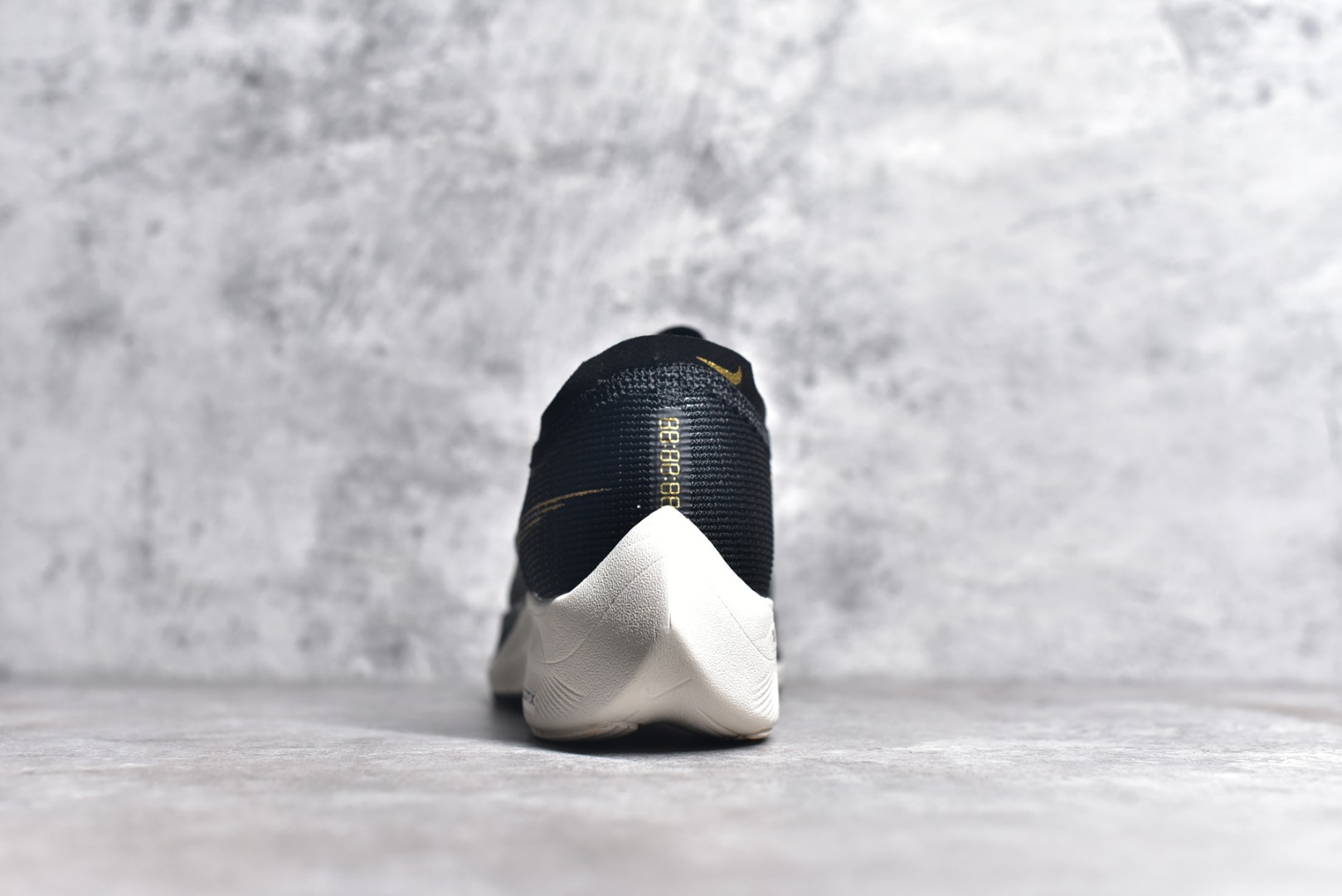 图片[6]-#秒杀 ️工厂清仓限时特价福利💥 NK ZoomX Vaporfly Next% 马拉松跑步鞋二代 鞋面使用了全新 Vaporweave 科技，这种类似蝉翼的材质相比 Flyknit 更加轻薄透气，非对称的鞋带系统和泡棉护垫的加入令舒适度更高，采用醒目的绿色作为主色调，鞋头辅以超大的 Swoosh 点缀，再配上流线型外观设计 尺码：36 36.5 37.5 38 38.5 39 40 40.5 41 42 42.5 43 44 45-选品中心
