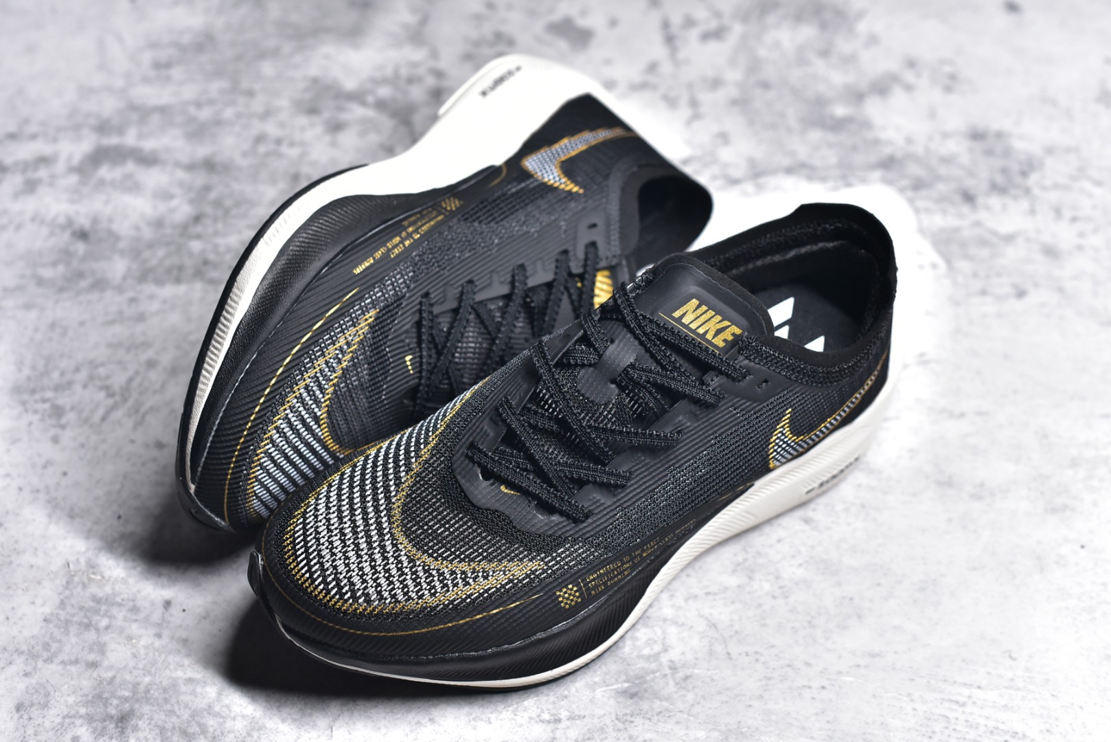 图片[7]-#秒杀 ️工厂清仓限时特价福利💥 NK ZoomX Vaporfly Next% 马拉松跑步鞋二代 鞋面使用了全新 Vaporweave 科技，这种类似蝉翼的材质相比 Flyknit 更加轻薄透气，非对称的鞋带系统和泡棉护垫的加入令舒适度更高，采用醒目的绿色作为主色调，鞋头辅以超大的 Swoosh 点缀，再配上流线型外观设计 尺码：36 36.5 37.5 38 38.5 39 40 40.5 41 42 42.5 43 44 45-选品中心
