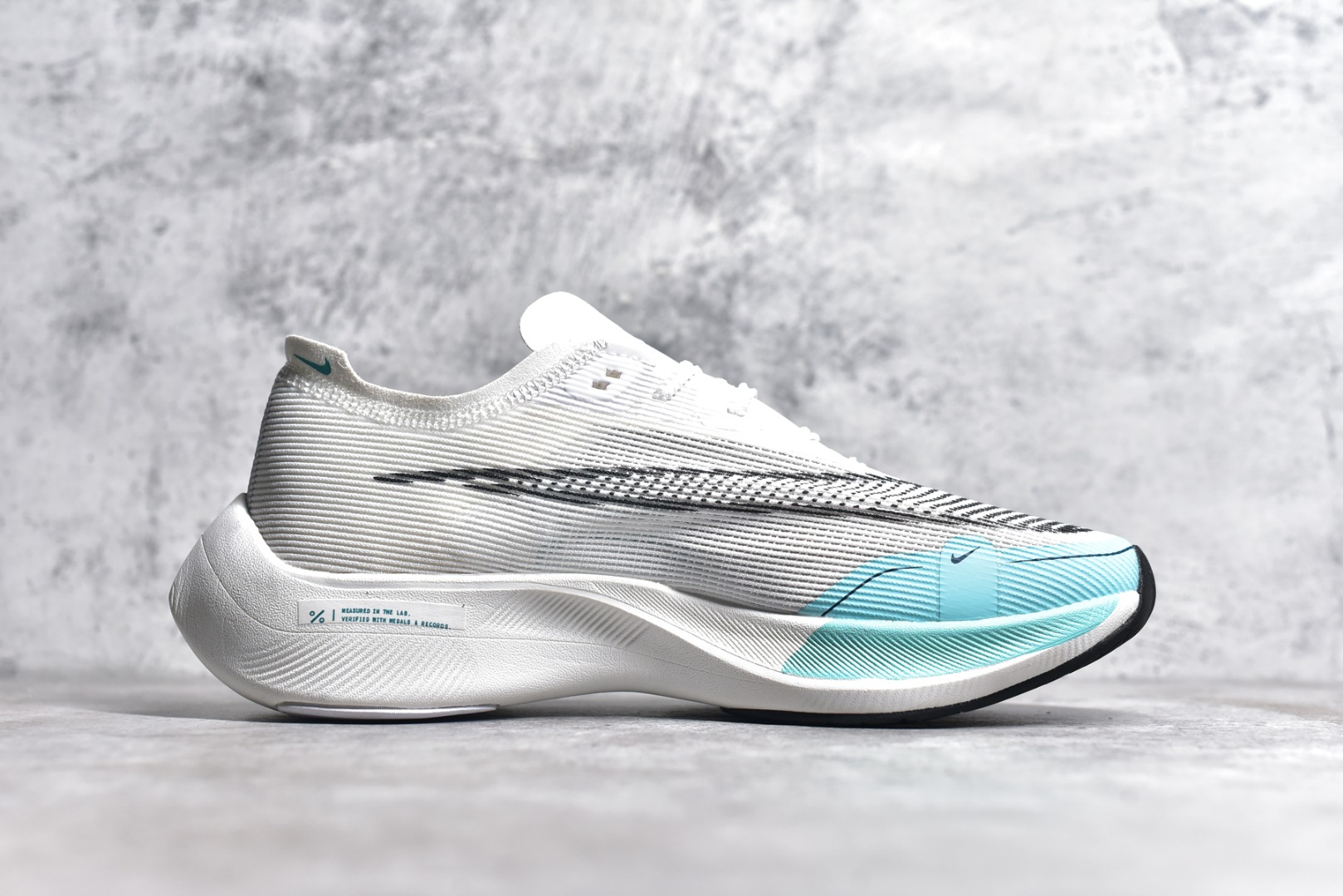 图片[3]-#秒杀 ️工厂清仓限时特价福利💥 NK ZoomX Vaporfly Next% 马拉松跑步鞋二代 鞋面使用了全新 Vaporweave 科技，这种类似蝉翼的材质相比 Flyknit 更加轻薄透气，非对称的鞋带系统和泡棉护垫的加入令舒适度更高，采用醒目的绿色作为主色调，鞋头辅以超大的 Swoosh 点缀，再配上流线型外观设计 尺码：36 36.5 37.5 38 38.5 39 40 40.5 41 42 42.5 43 44 45-选品中心