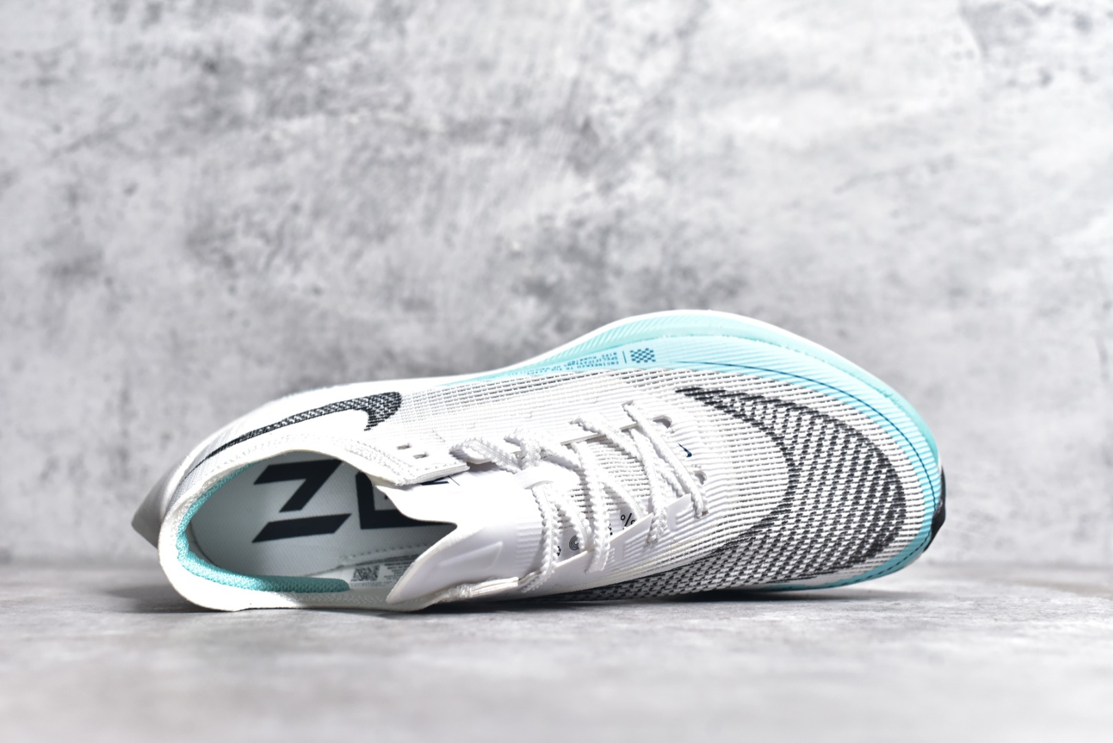 图片[4]-#秒杀 ️工厂清仓限时特价福利💥 NK ZoomX Vaporfly Next% 马拉松跑步鞋二代 鞋面使用了全新 Vaporweave 科技，这种类似蝉翼的材质相比 Flyknit 更加轻薄透气，非对称的鞋带系统和泡棉护垫的加入令舒适度更高，采用醒目的绿色作为主色调，鞋头辅以超大的 Swoosh 点缀，再配上流线型外观设计 尺码：36 36.5 37.5 38 38.5 39 40 40.5 41 42 42.5 43 44 45-选品中心