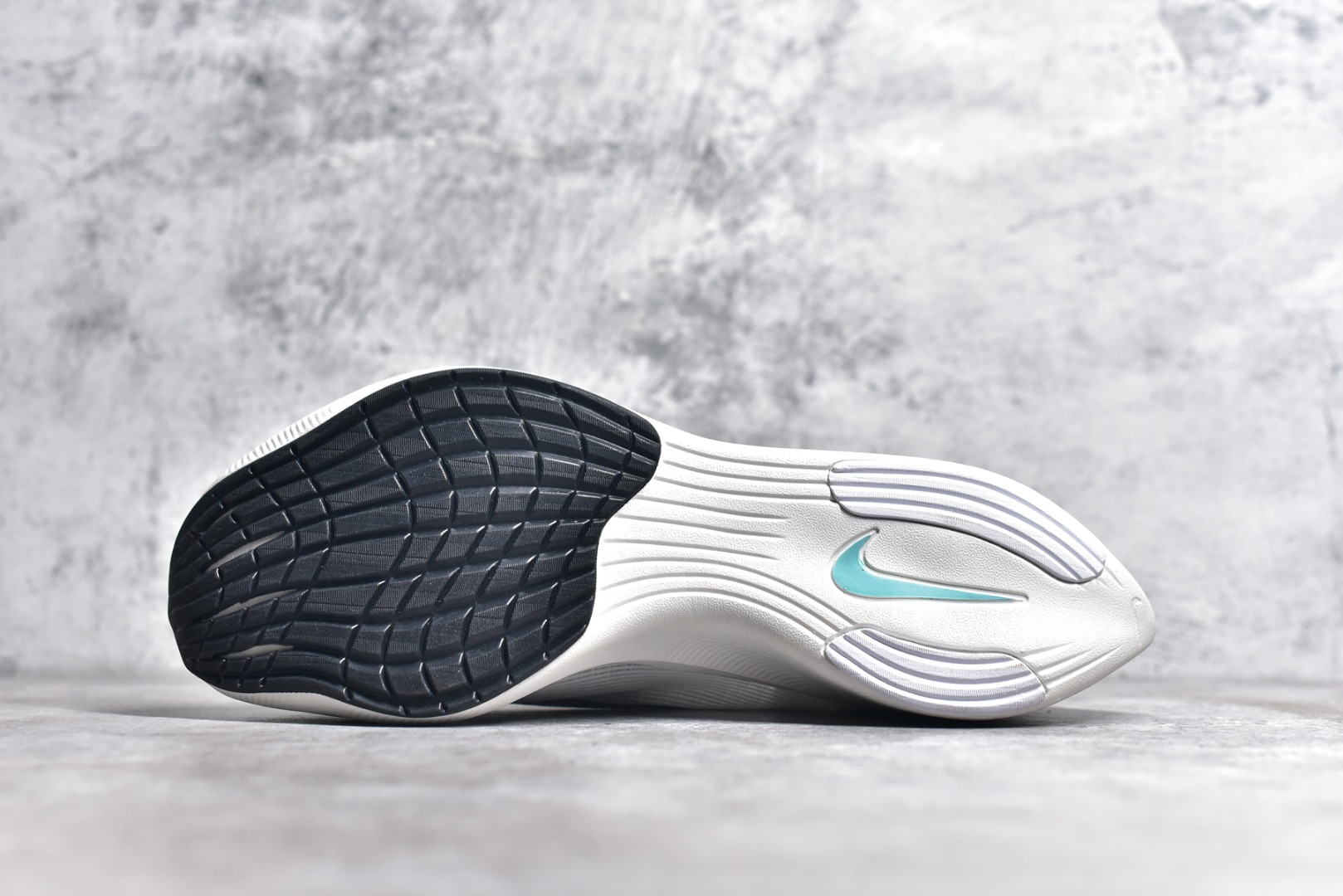 图片[5]-#秒杀 ️工厂清仓限时特价福利💥 NK ZoomX Vaporfly Next% 马拉松跑步鞋二代 鞋面使用了全新 Vaporweave 科技，这种类似蝉翼的材质相比 Flyknit 更加轻薄透气，非对称的鞋带系统和泡棉护垫的加入令舒适度更高，采用醒目的绿色作为主色调，鞋头辅以超大的 Swoosh 点缀，再配上流线型外观设计 尺码：36 36.5 37.5 38 38.5 39 40 40.5 41 42 42.5 43 44 45-选品中心