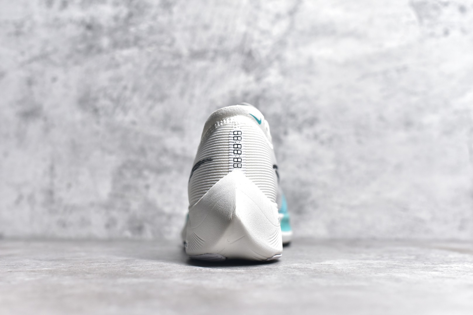 图片[6]-#秒杀 ️工厂清仓限时特价福利💥 NK ZoomX Vaporfly Next% 马拉松跑步鞋二代 鞋面使用了全新 Vaporweave 科技，这种类似蝉翼的材质相比 Flyknit 更加轻薄透气，非对称的鞋带系统和泡棉护垫的加入令舒适度更高，采用醒目的绿色作为主色调，鞋头辅以超大的 Swoosh 点缀，再配上流线型外观设计 尺码：36 36.5 37.5 38 38.5 39 40 40.5 41 42 42.5 43 44 45-选品中心