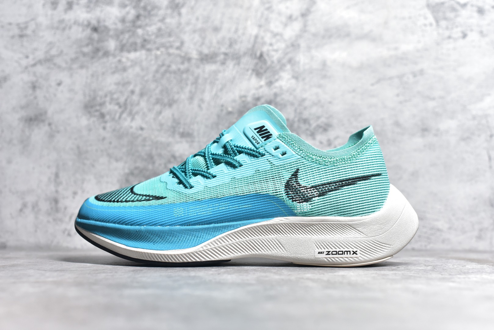 #秒杀 ️工厂清仓限时特价福利💥 NK ZoomX Vaporfly Next% 马拉松跑步鞋二代 鞋面使用了全新 Vaporweave 科技，这种类似蝉翼的材质相比 Flyknit 更加轻薄透气，非对称的鞋带系统和泡棉护垫的加入令舒适度更高，采用醒目的绿色作为主色调，鞋头辅以超大的 Swoosh 点缀，再配上流线型外观设计 尺码：36 36.5 37.5 38 38.5 39 40 40.5 41 42 42.5 43 44 45-选品中心