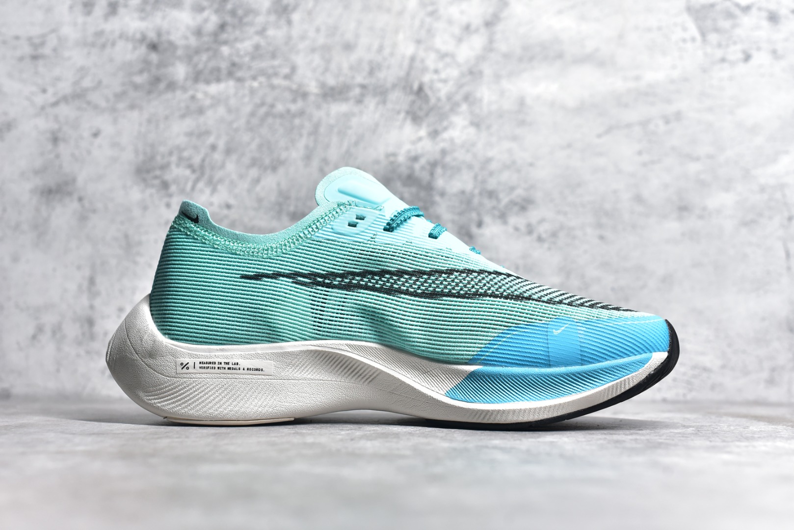 图片[3]-#秒杀 ️工厂清仓限时特价福利💥 NK ZoomX Vaporfly Next% 马拉松跑步鞋二代 鞋面使用了全新 Vaporweave 科技，这种类似蝉翼的材质相比 Flyknit 更加轻薄透气，非对称的鞋带系统和泡棉护垫的加入令舒适度更高，采用醒目的绿色作为主色调，鞋头辅以超大的 Swoosh 点缀，再配上流线型外观设计 尺码：36 36.5 37.5 38 38.5 39 40 40.5 41 42 42.5 43 44 45-选品中心