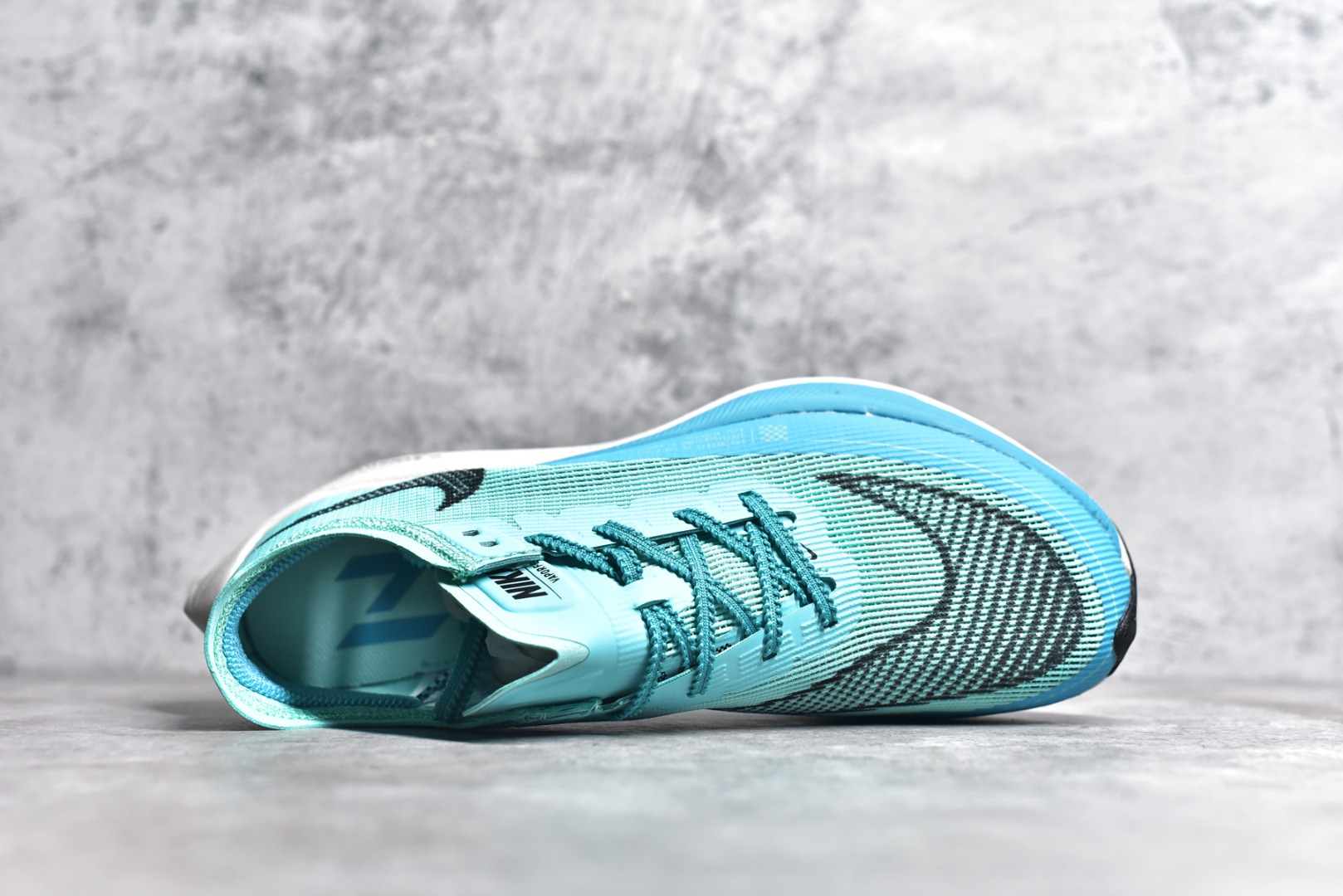 图片[4]-#秒杀 ️工厂清仓限时特价福利💥 NK ZoomX Vaporfly Next% 马拉松跑步鞋二代 鞋面使用了全新 Vaporweave 科技，这种类似蝉翼的材质相比 Flyknit 更加轻薄透气，非对称的鞋带系统和泡棉护垫的加入令舒适度更高，采用醒目的绿色作为主色调，鞋头辅以超大的 Swoosh 点缀，再配上流线型外观设计 尺码：36 36.5 37.5 38 38.5 39 40 40.5 41 42 42.5 43 44 45-选品中心