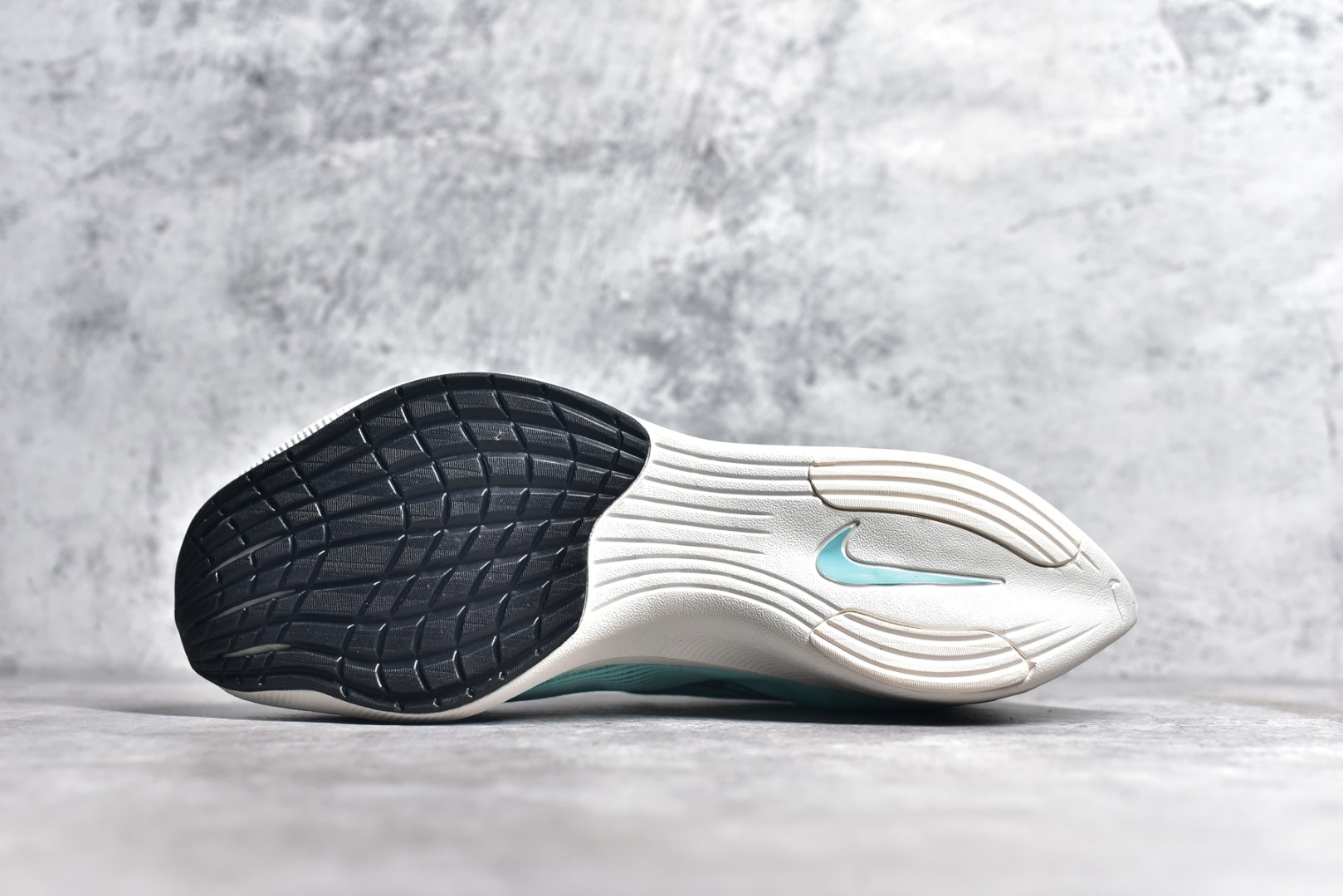 图片[5]-#秒杀 ️工厂清仓限时特价福利💥 NK ZoomX Vaporfly Next% 马拉松跑步鞋二代 鞋面使用了全新 Vaporweave 科技，这种类似蝉翼的材质相比 Flyknit 更加轻薄透气，非对称的鞋带系统和泡棉护垫的加入令舒适度更高，采用醒目的绿色作为主色调，鞋头辅以超大的 Swoosh 点缀，再配上流线型外观设计 尺码：36 36.5 37.5 38 38.5 39 40 40.5 41 42 42.5 43 44 45-选品中心